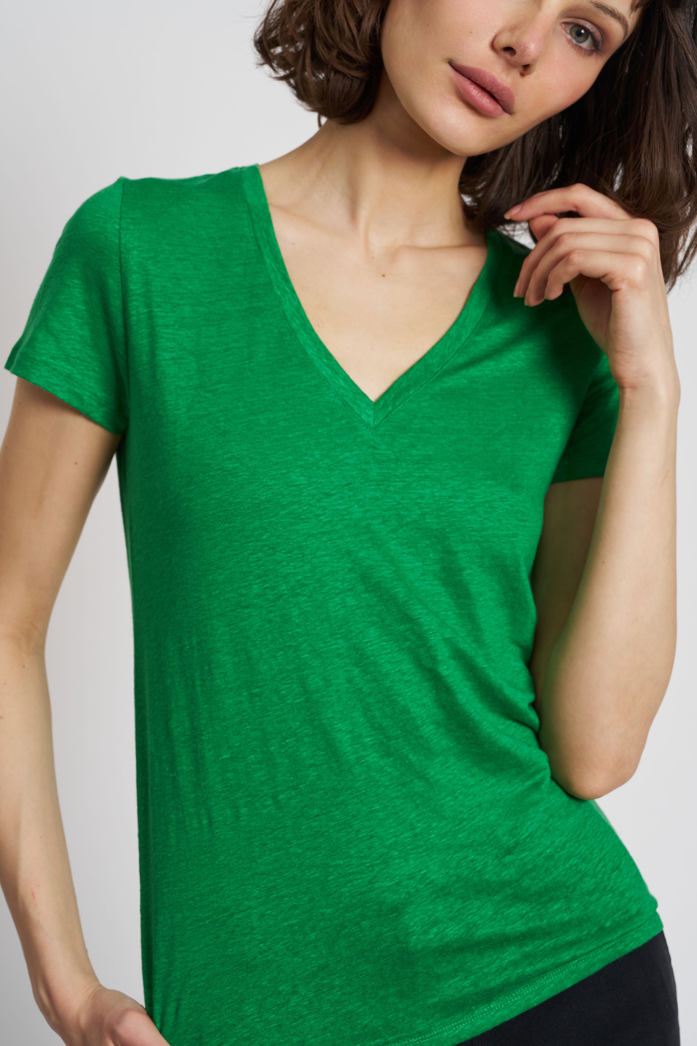 Majestic Short Sleeve Stretch Linen V-Neck in Grass
