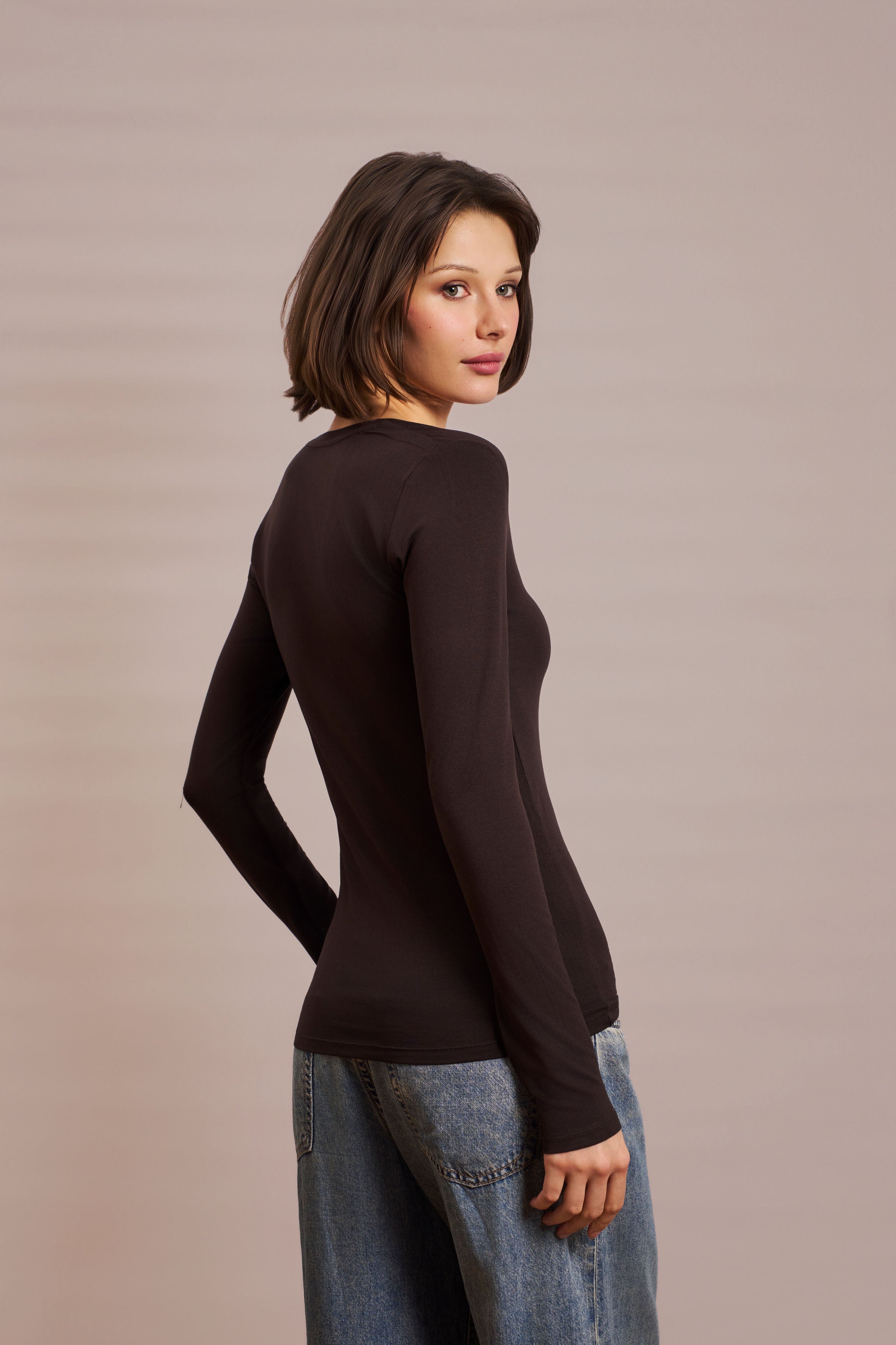Majestic Long Sleeve Viscose V-Neck Tee in Chocolate Mousse