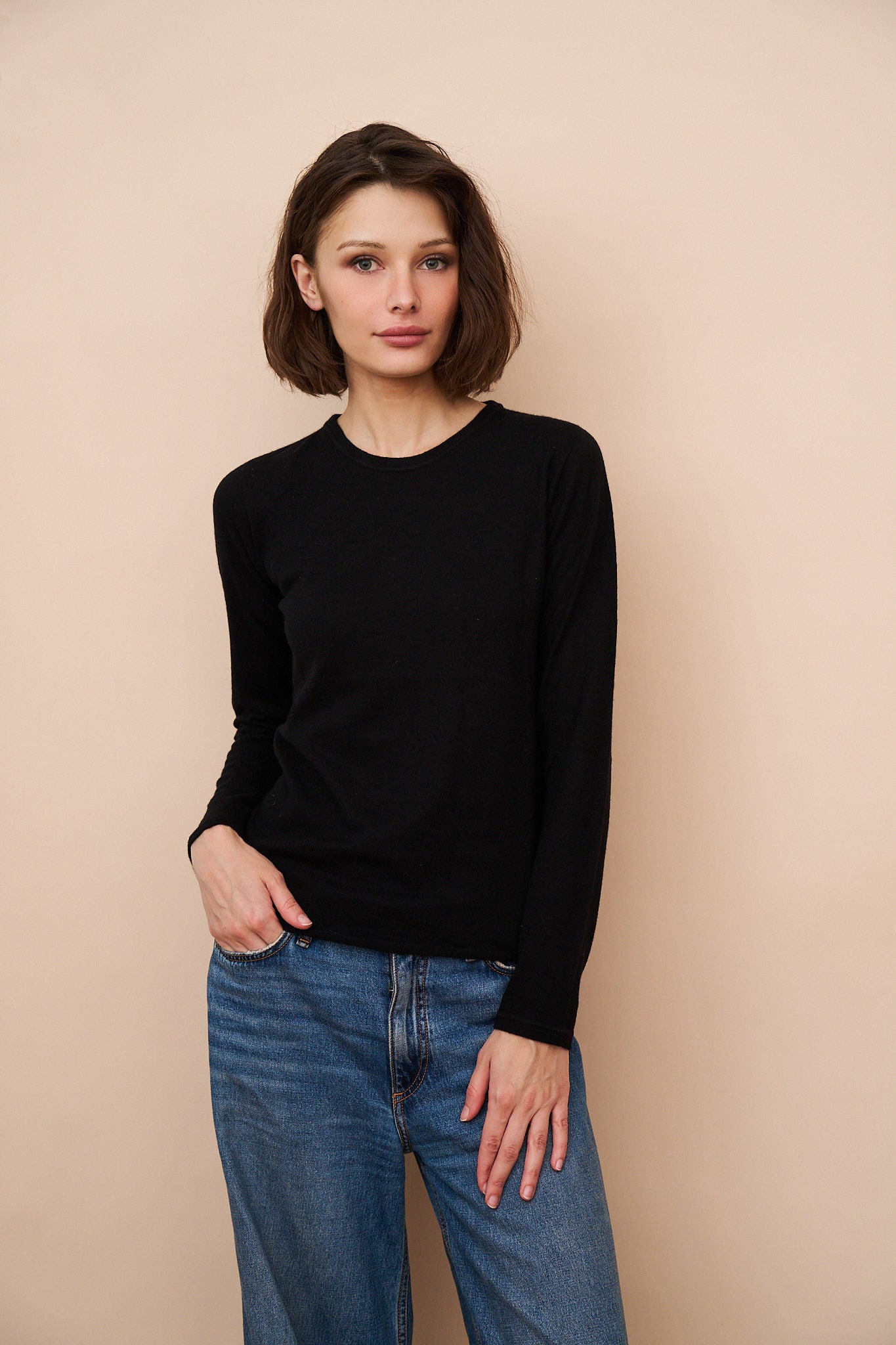 100% Machine Washable Cashmere Long Sleeve Crewneck in Noir