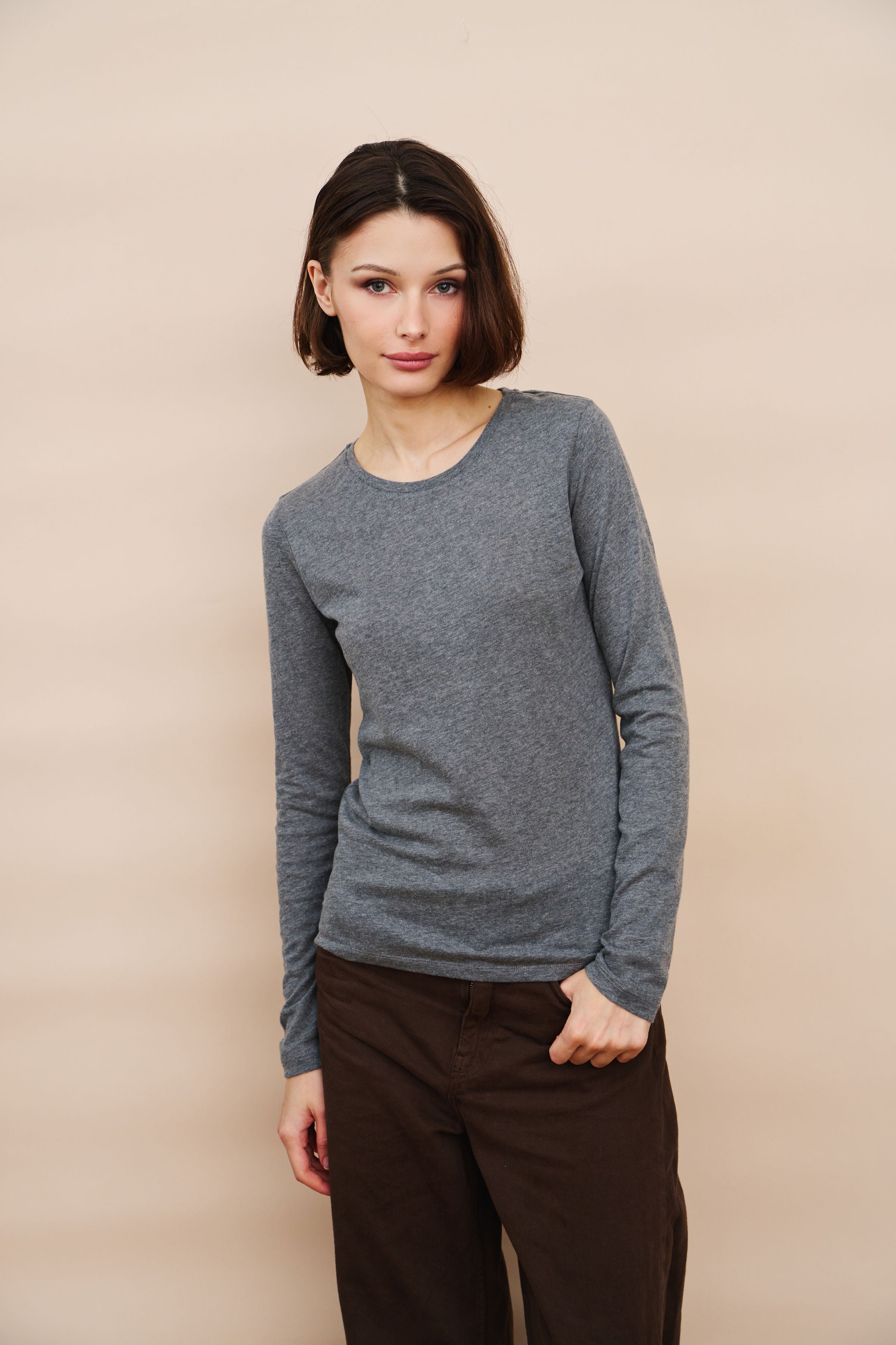 Majestic Long Sleeve Cotton/Cashmere Crewneck Tee in Gris Chine