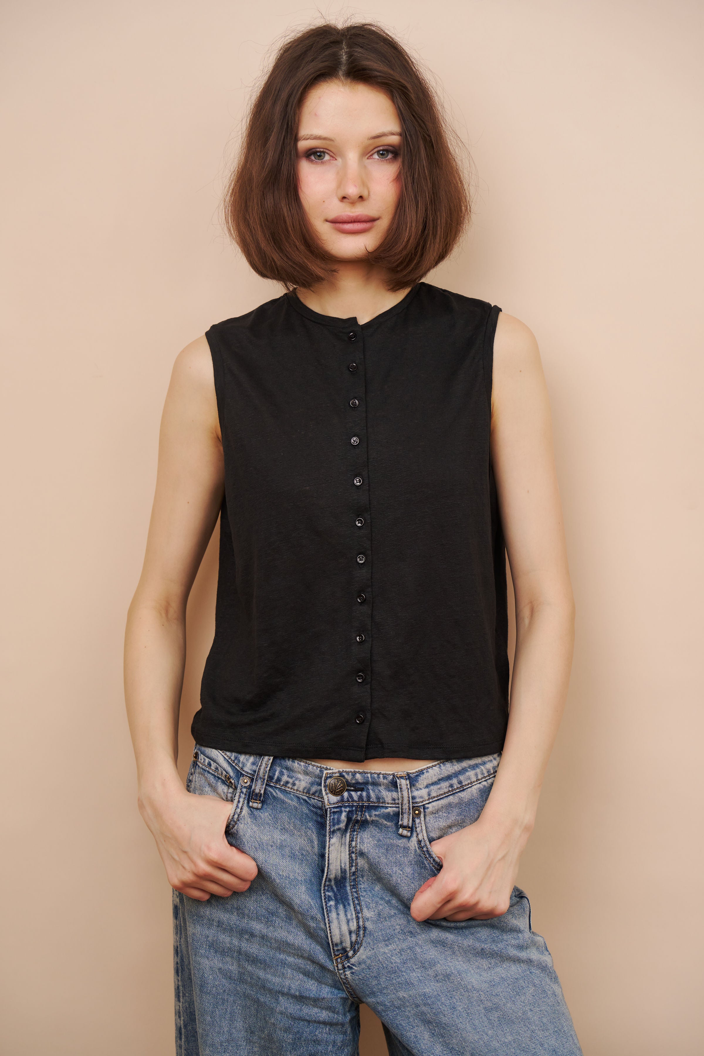 Stretch Linen Button Front Crewneck Tank in Noir