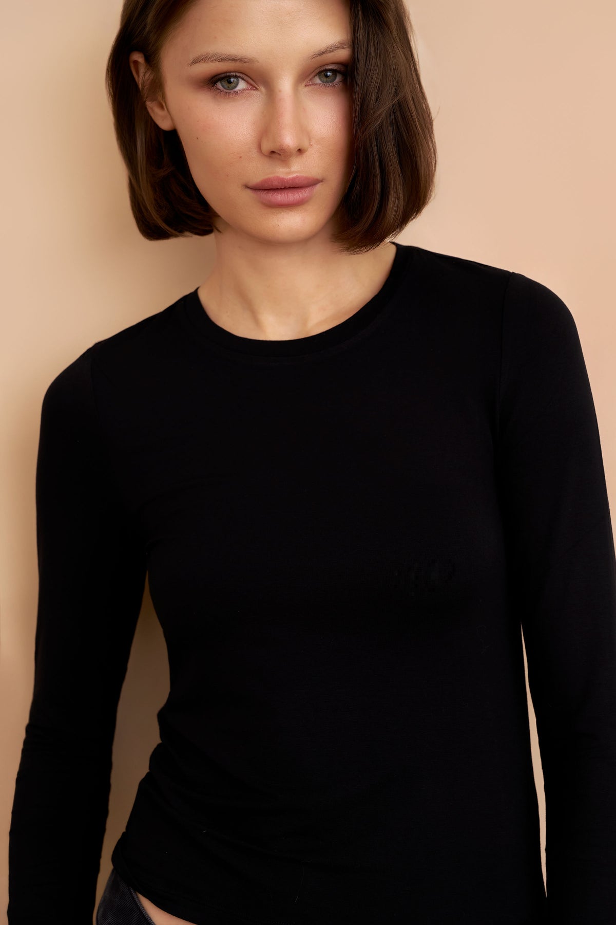 Soft Touch Crop Long Sleeve Crewneck in Noir
