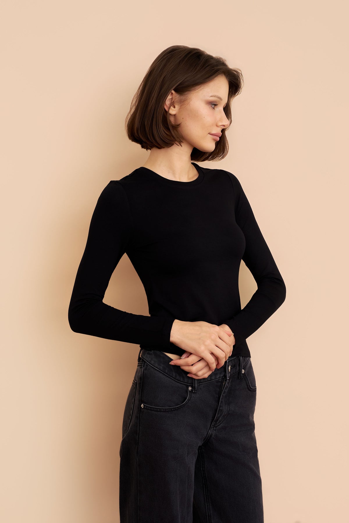 Soft Touch Crop Long Sleeve Crewneck in Noir
