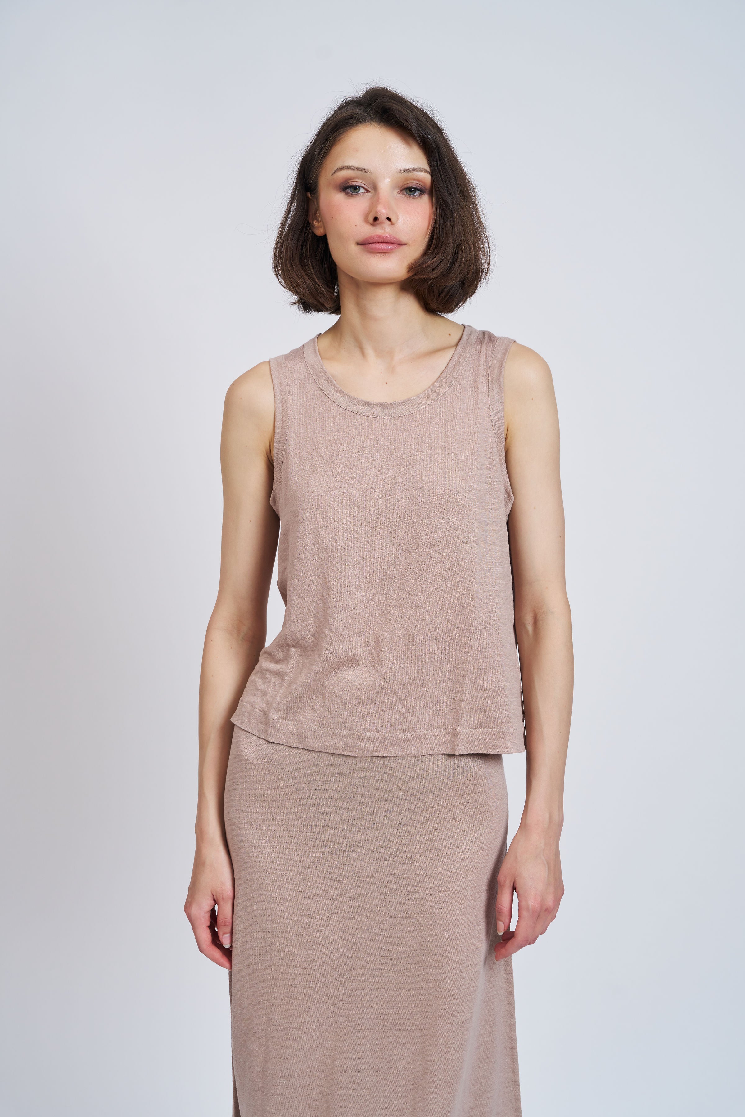 Stretch Linen Crewneck Tank in Desert