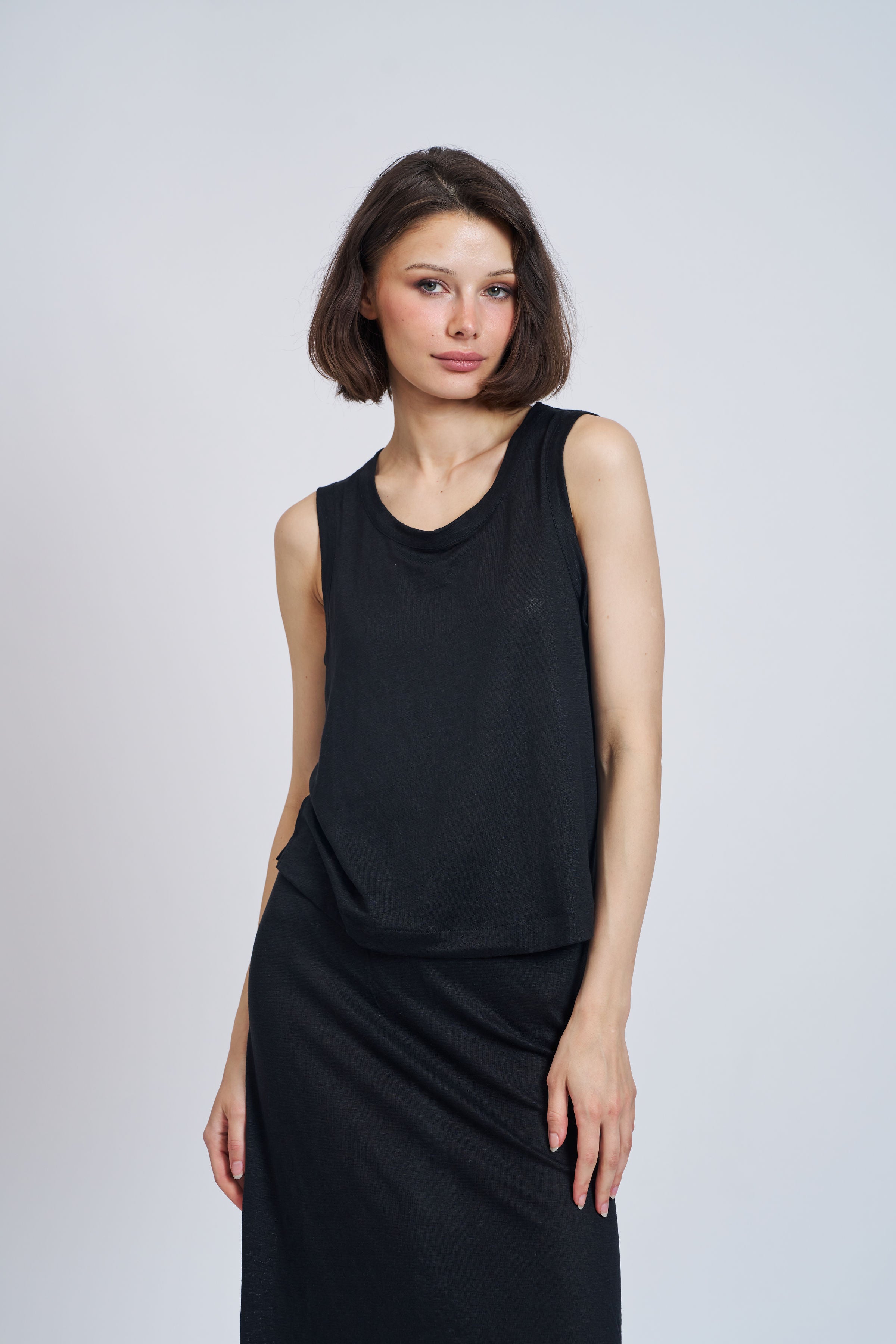 Stretch Linen Crewneck Tank in Noir