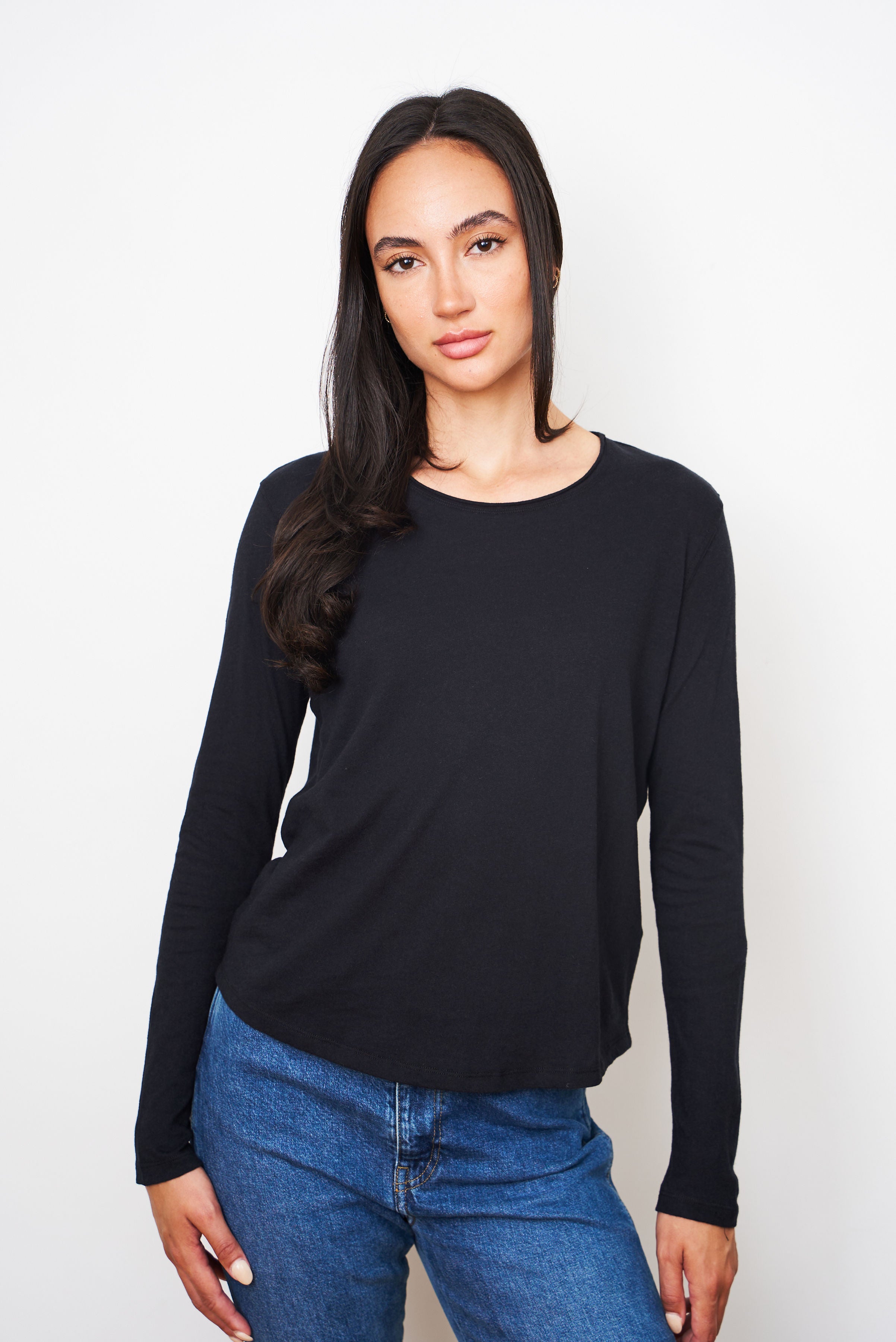Majestic Cotton/Cashmere Long Sleeve Crewneck in Noir/Black