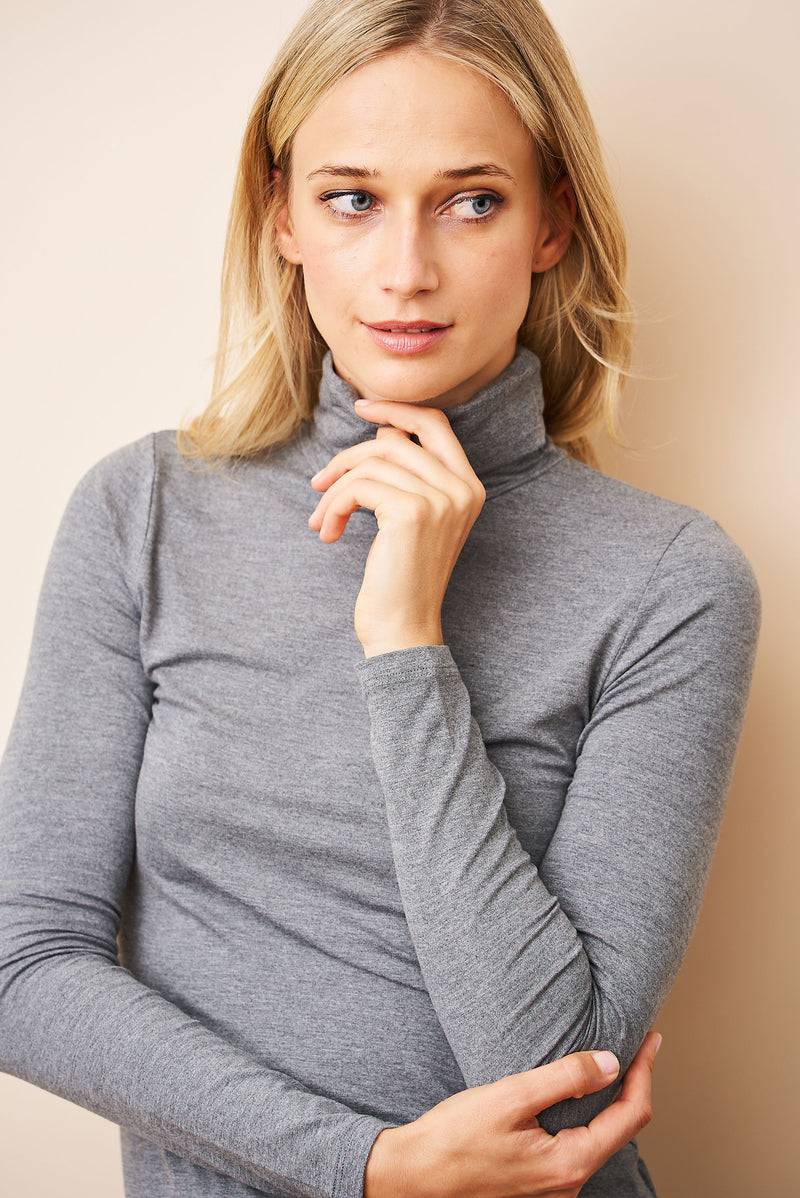 Majestic Soft Touch Long Sleeve Turtleneck in Gris Chine Clair