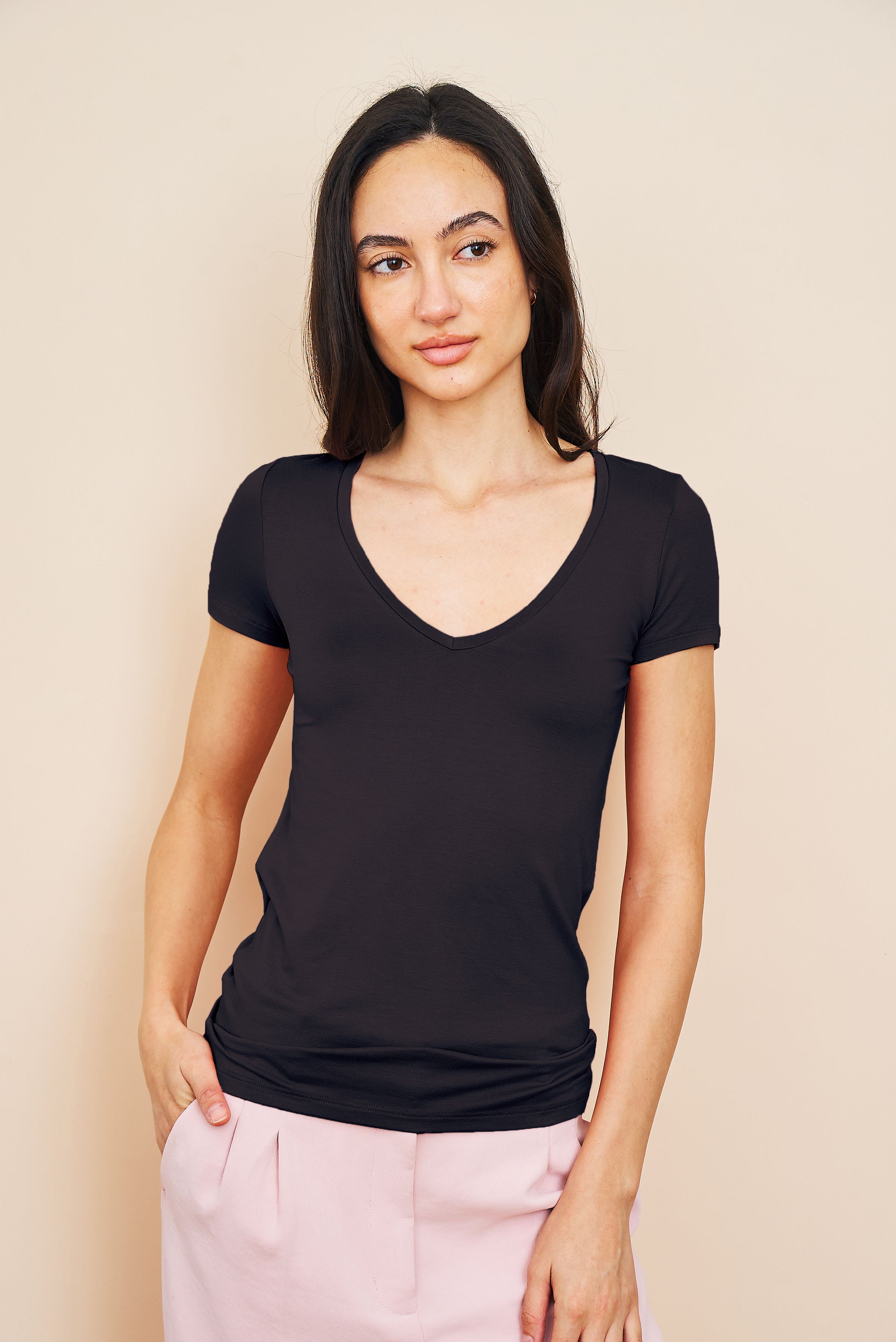 Majestic Short Sleeve V-Neck Tee in Noir