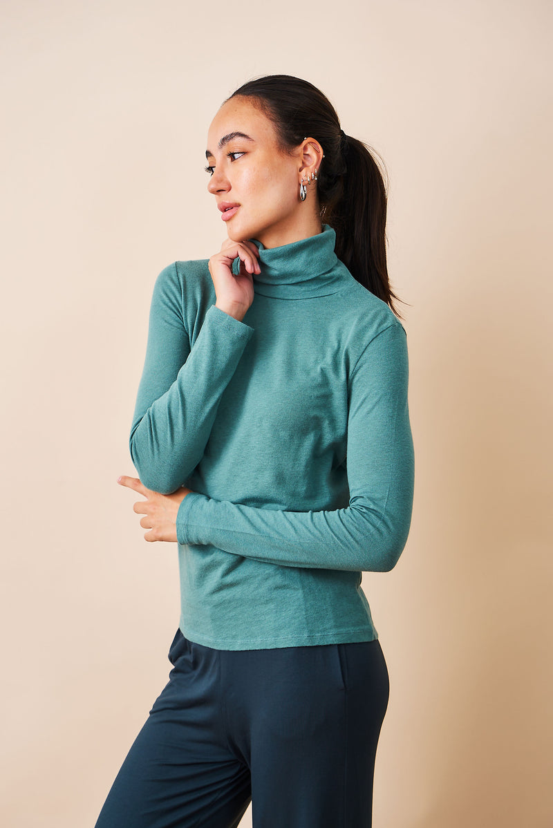 Majestic Cotton/Cashmere Long Sleeve Turtleneck in Agave