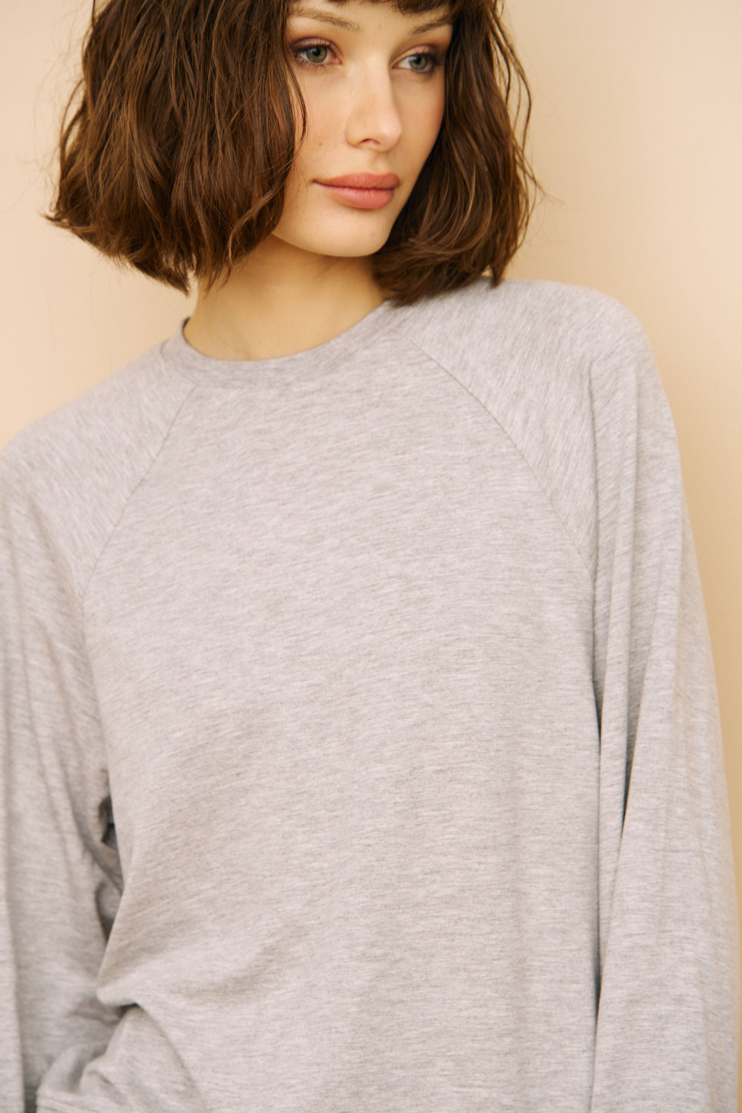 French Terry Long Sleeve Raglan Crewneck in Gris Chine Clair