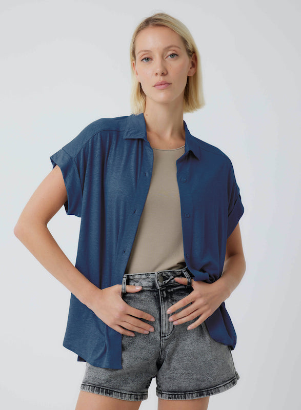 Stretch Linen Short Sleeve Button Down Shirt in Bleu Taormina