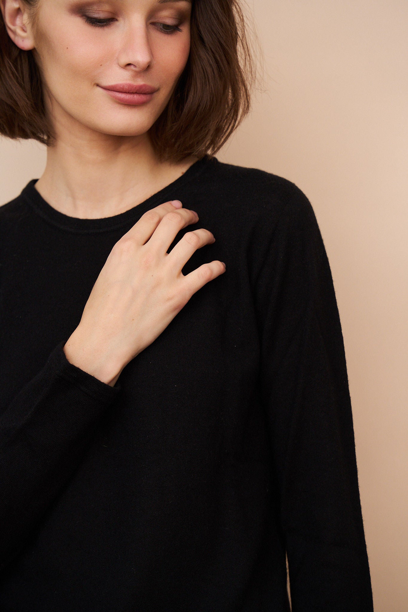 100% Machine Washable Cashmere Long Sleeve Crewneck in Noir