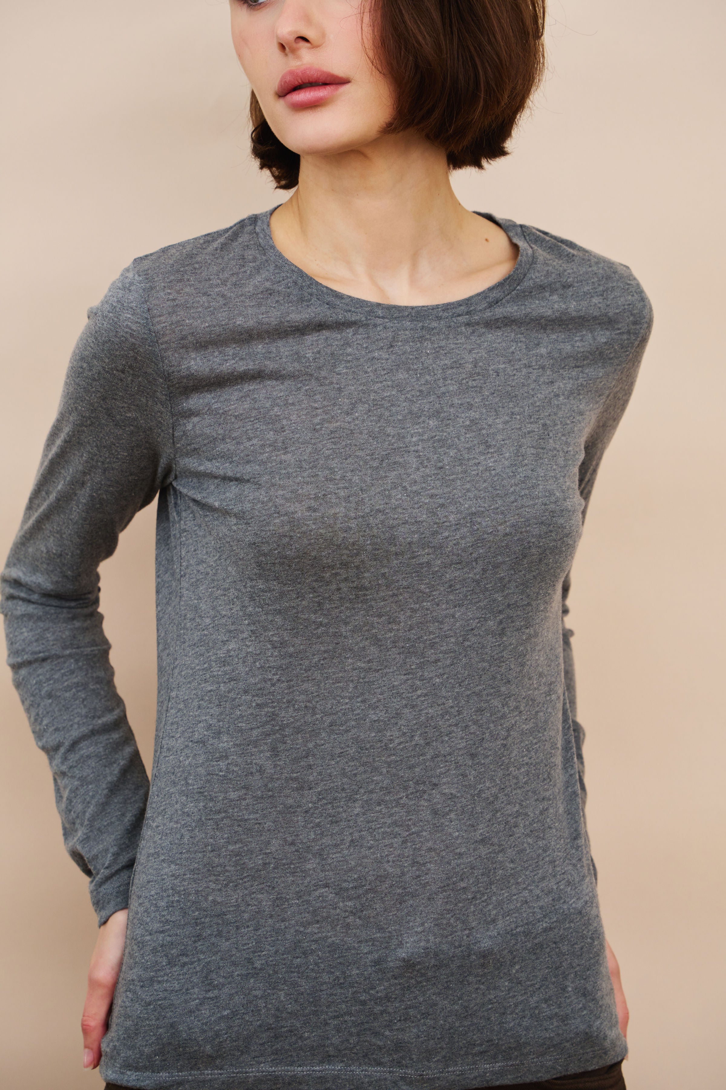 Majestic Long Sleeve Cotton/Cashmere Crewneck Tee in Gris Chine