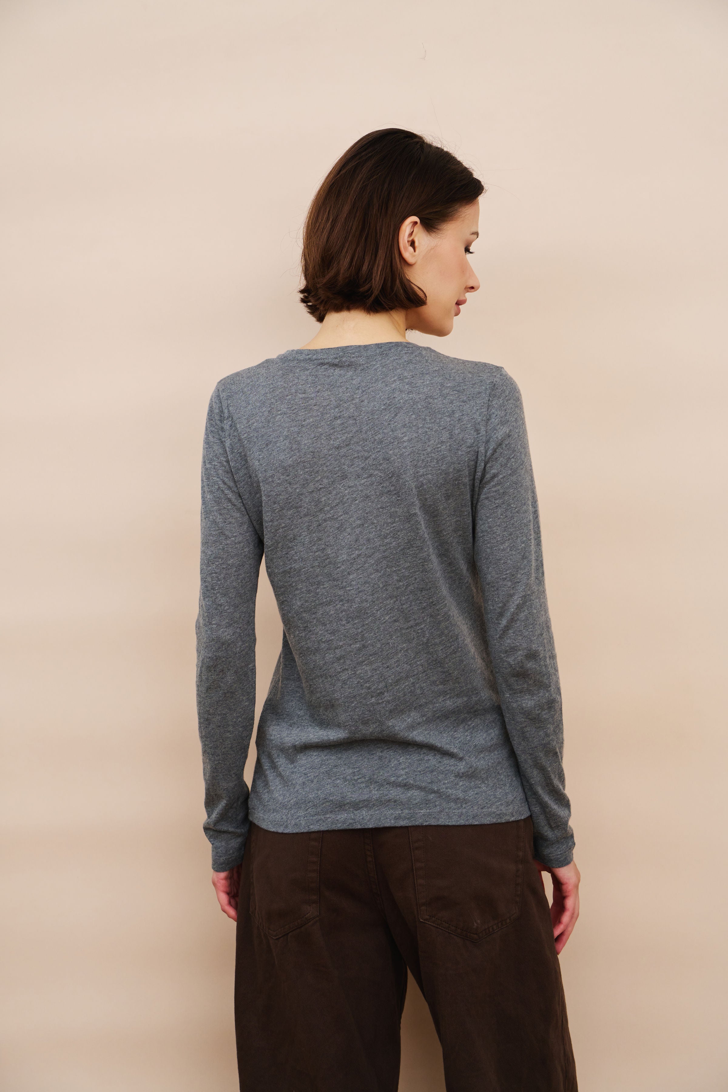 Majestic Long Sleeve Cotton/Cashmere Crewneck Tee in Gris Chine