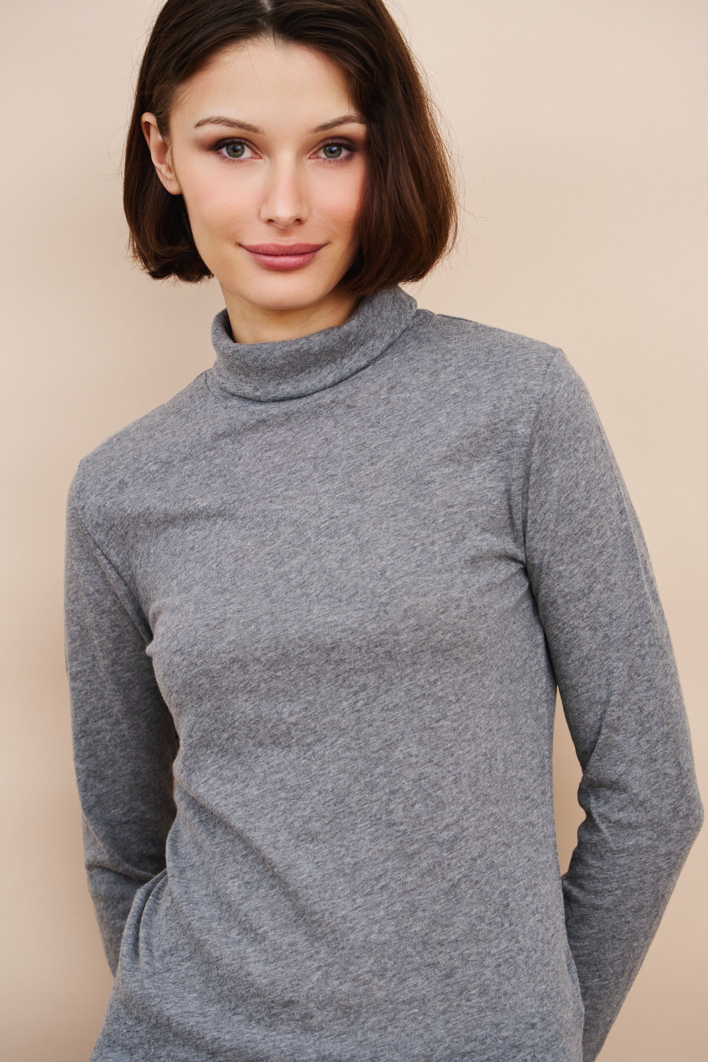 Majestic Long Sleeve Cotton/Cashmere Turtleneck in Gris Chine