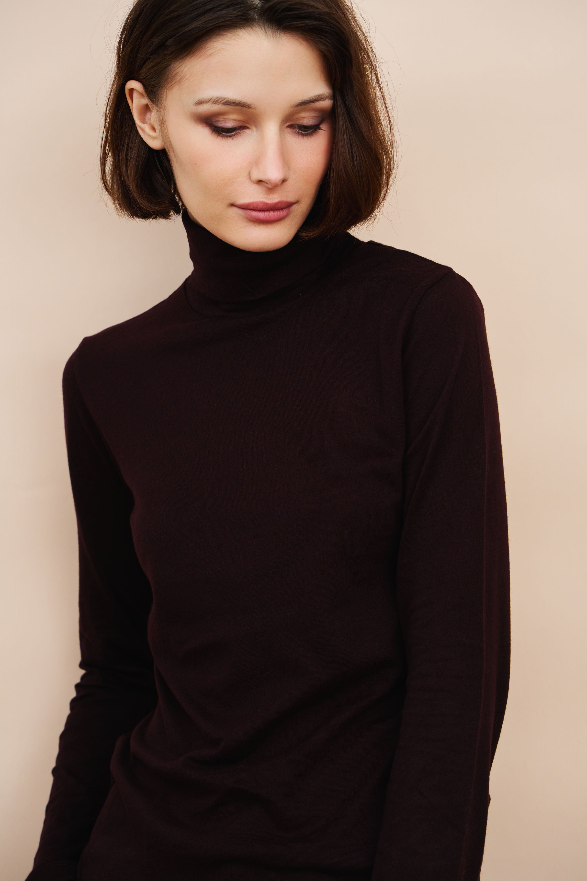 Majestic Long Sleeve Cotton/Cashmere Turtleneck in Aubergine