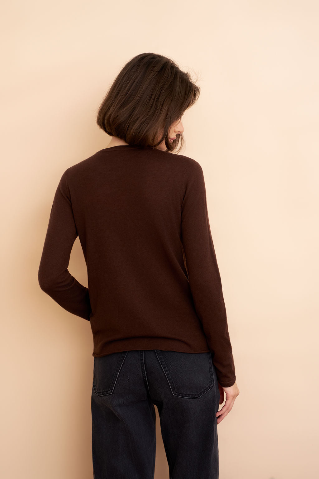 100% Machine Washable Cashmere Long Sleeve Crewneck in Chocolate Mousse