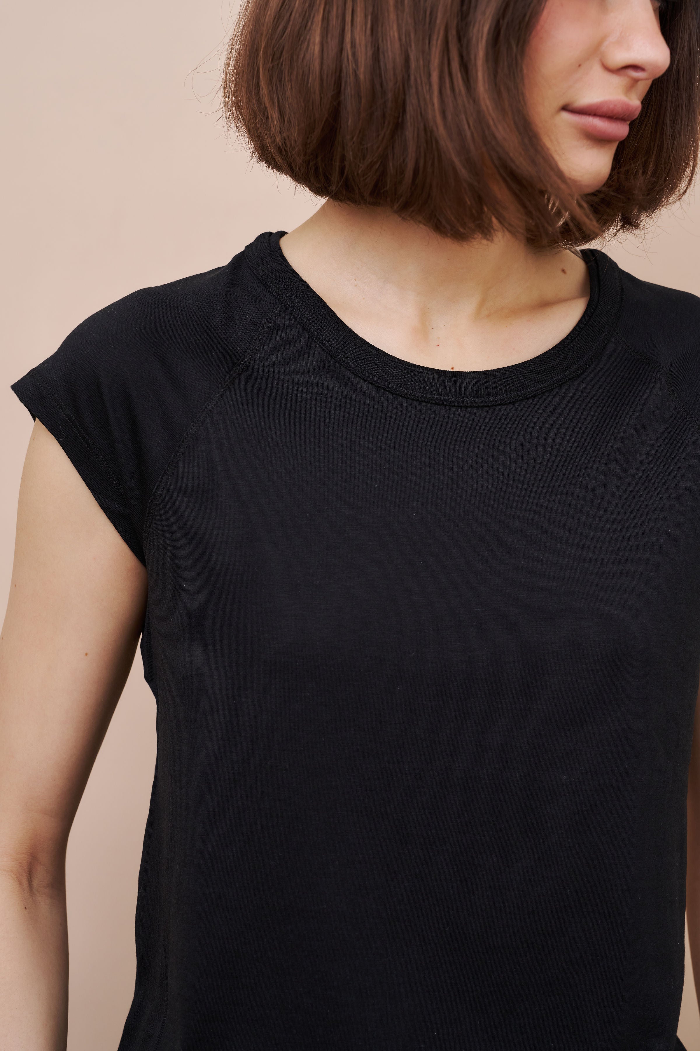 Lyocell Cotton Cap Sleeve Crewneck in Noir