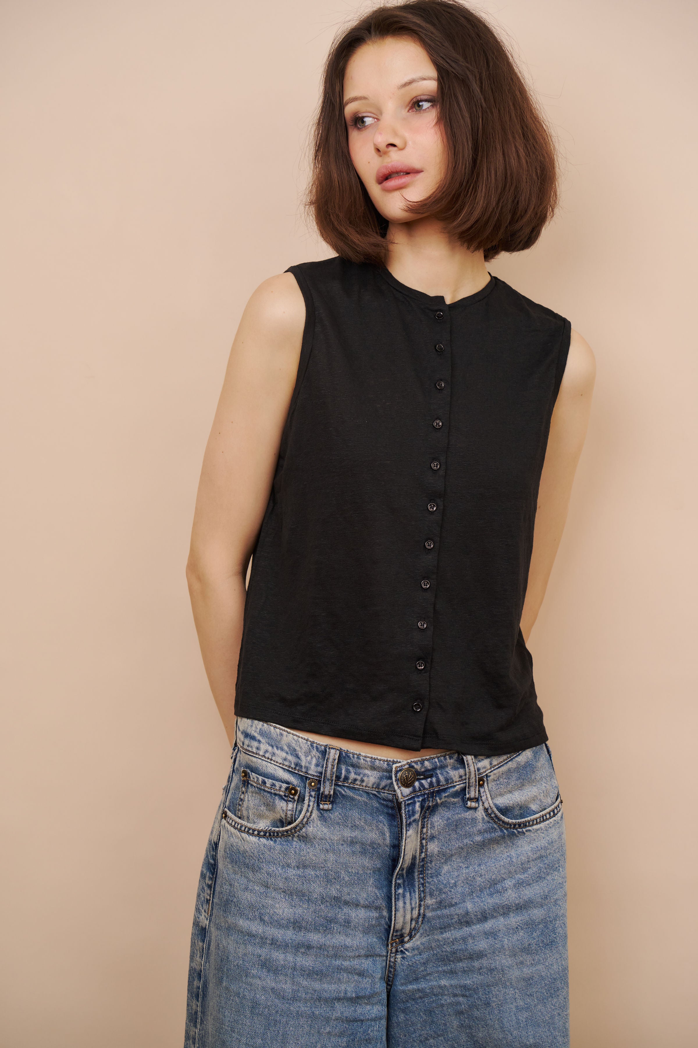Stretch Linen Button Front Crewneck Tank in Noir