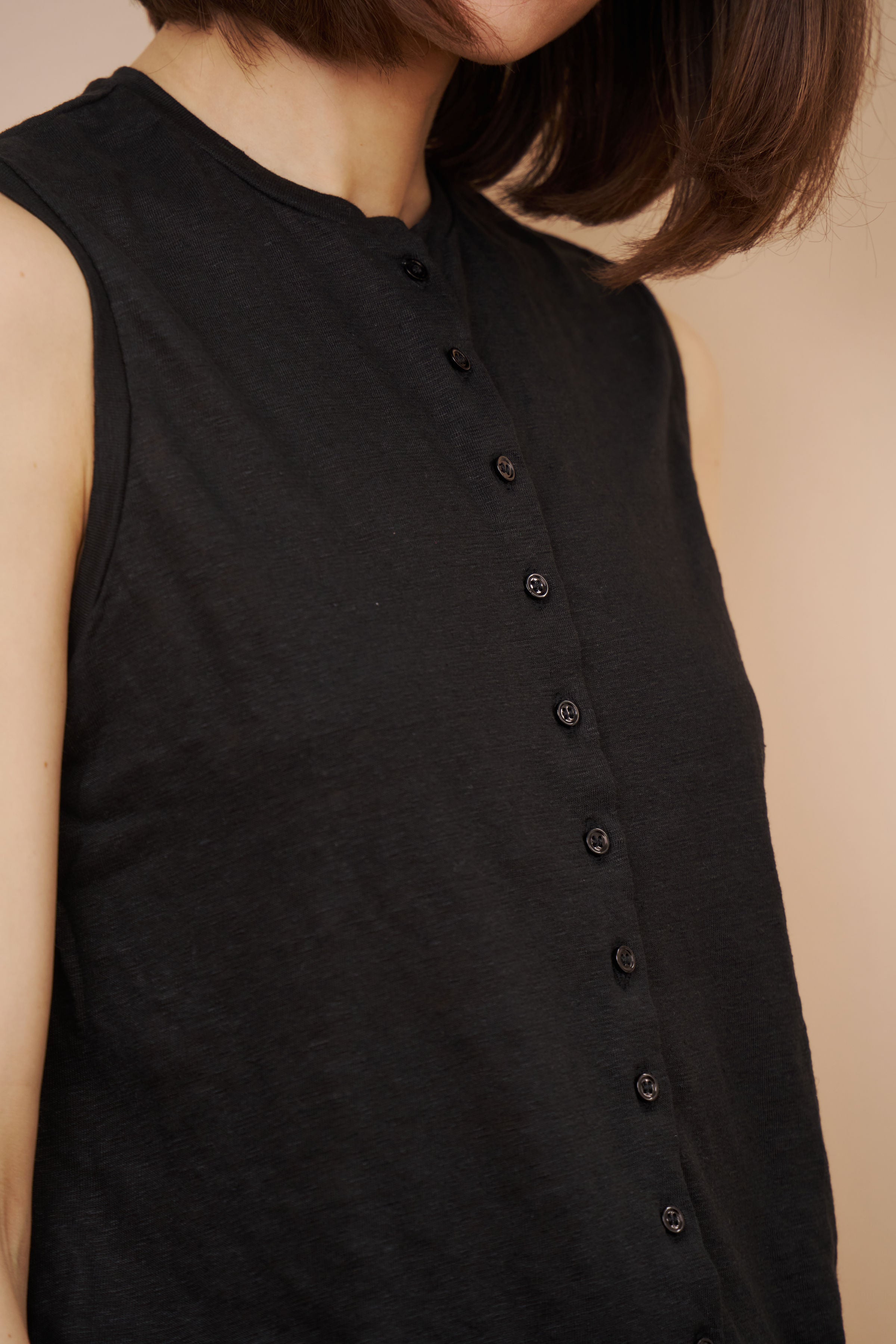 Stretch Linen Button Front Crewneck Tank in Noir