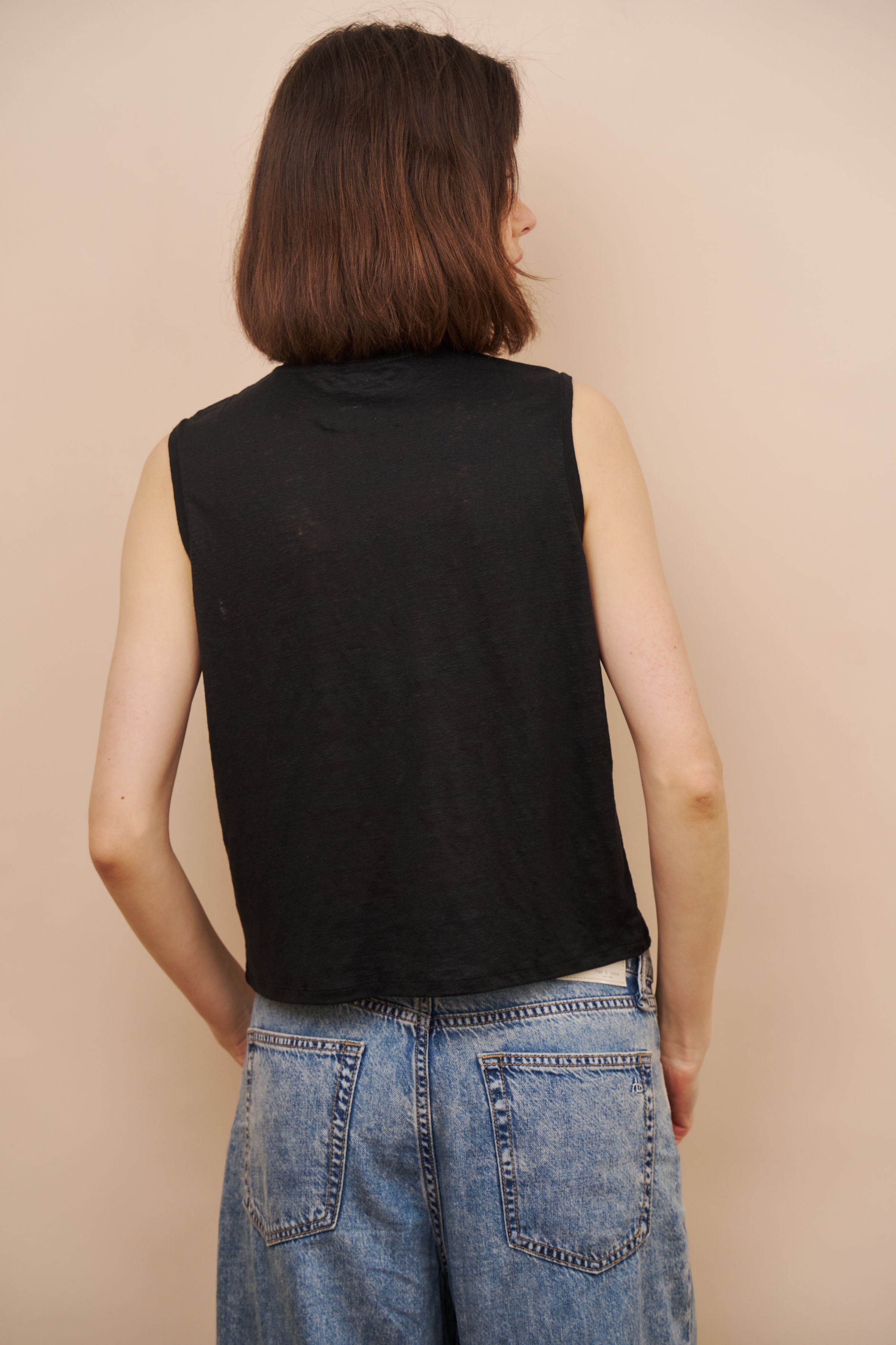 Stretch Linen Button Front Crewneck Tank in Noir