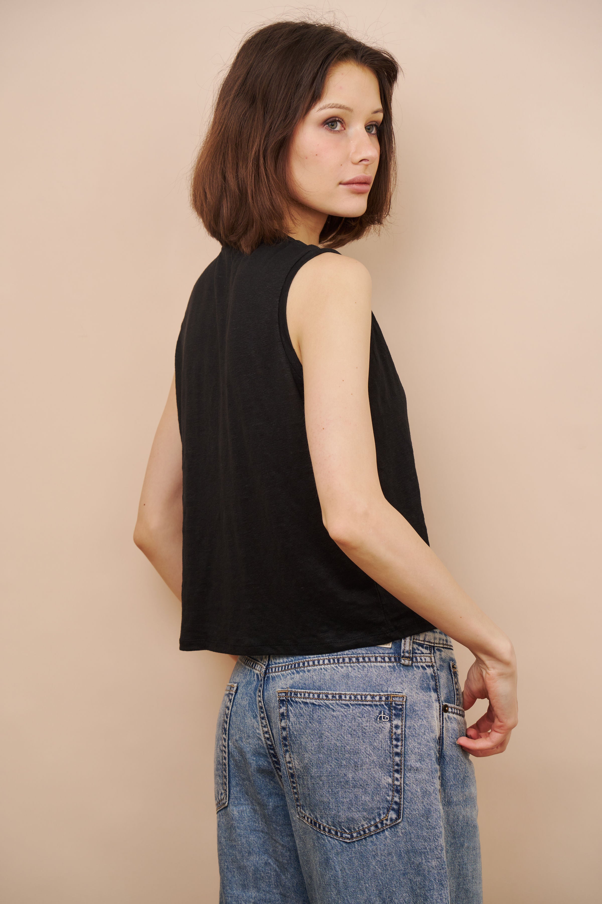 Stretch Linen Button Front Crewneck Tank in Noir