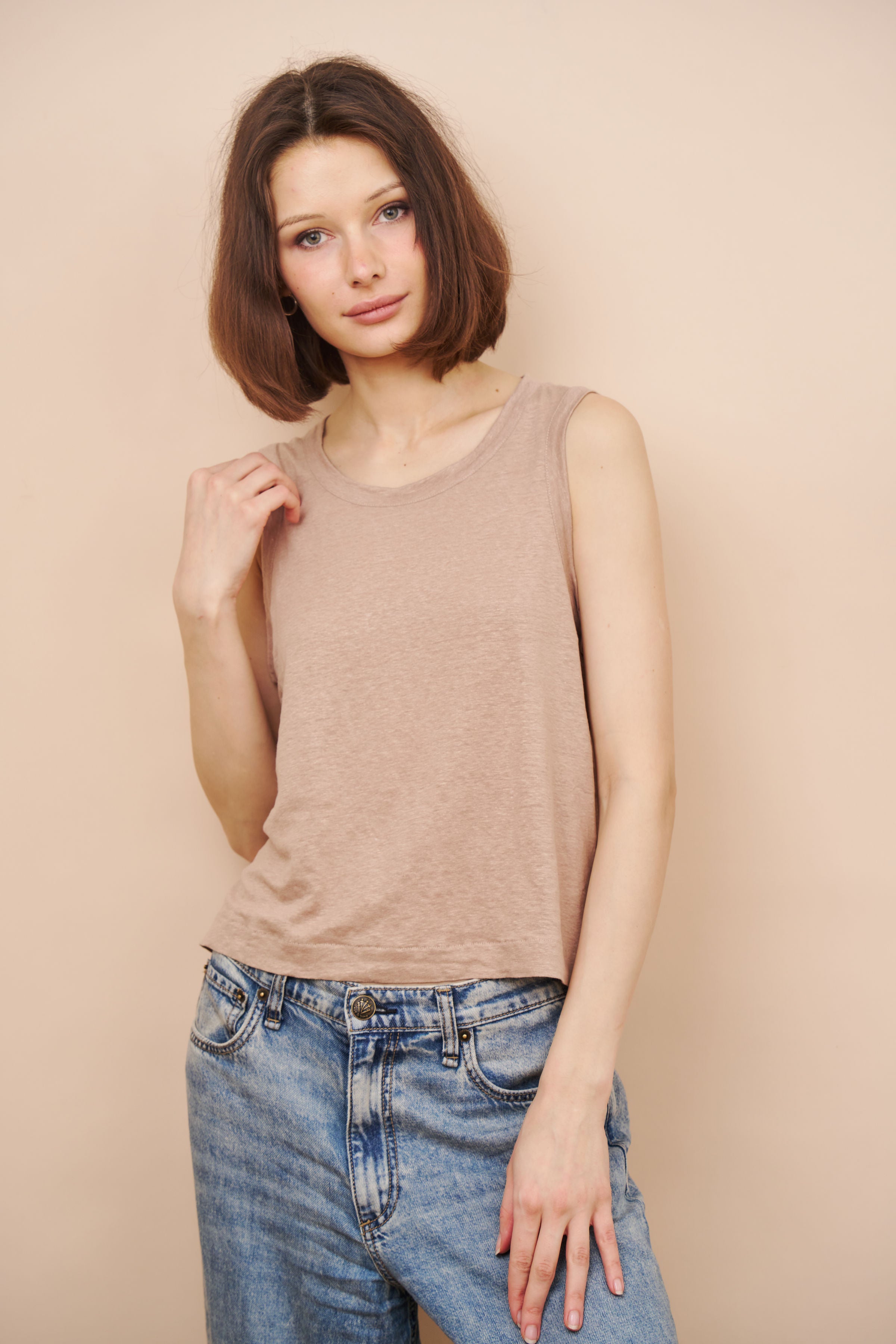 Stretch Linen Crewneck Tank in Desert