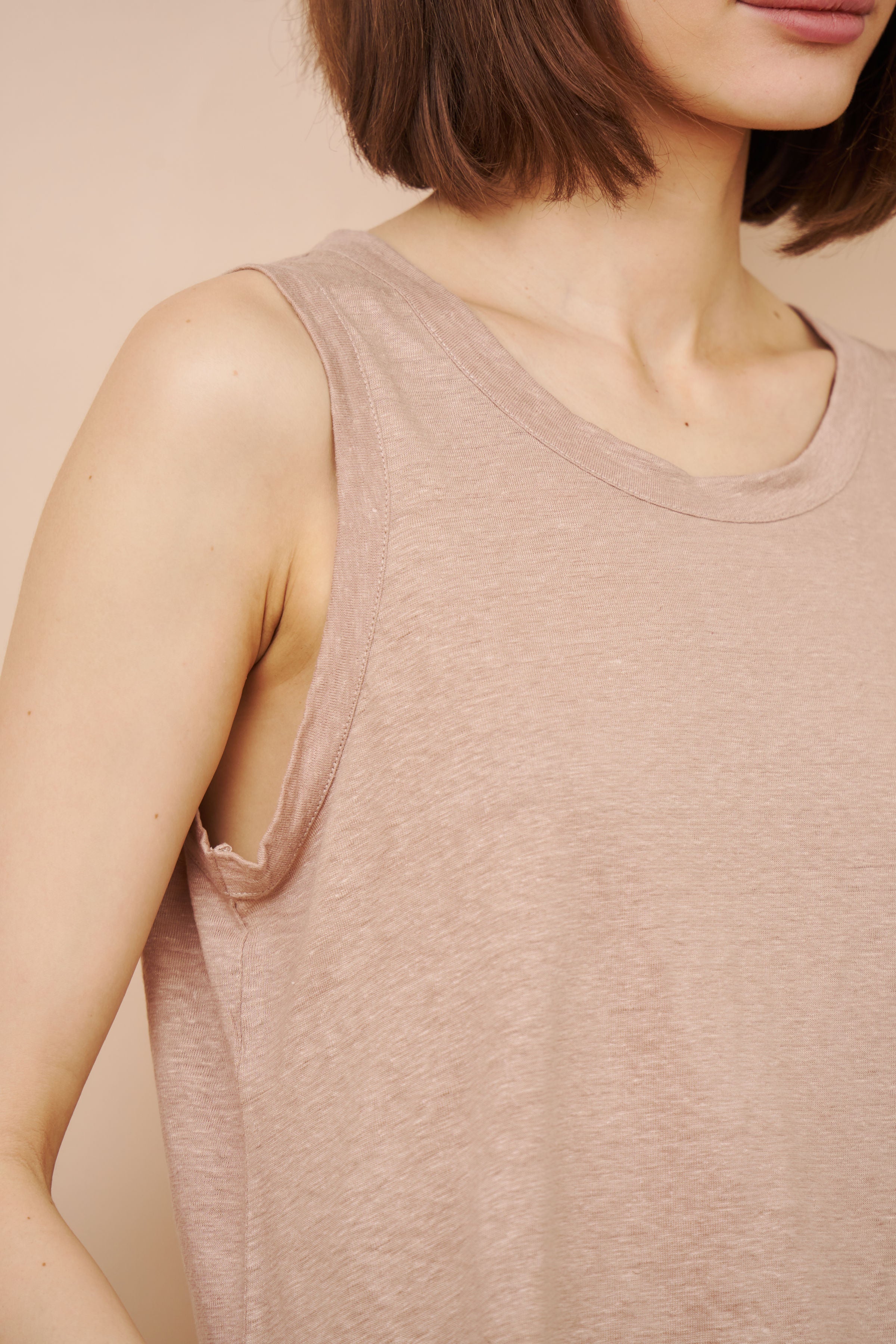 Stretch Linen Crewneck Tank in Desert