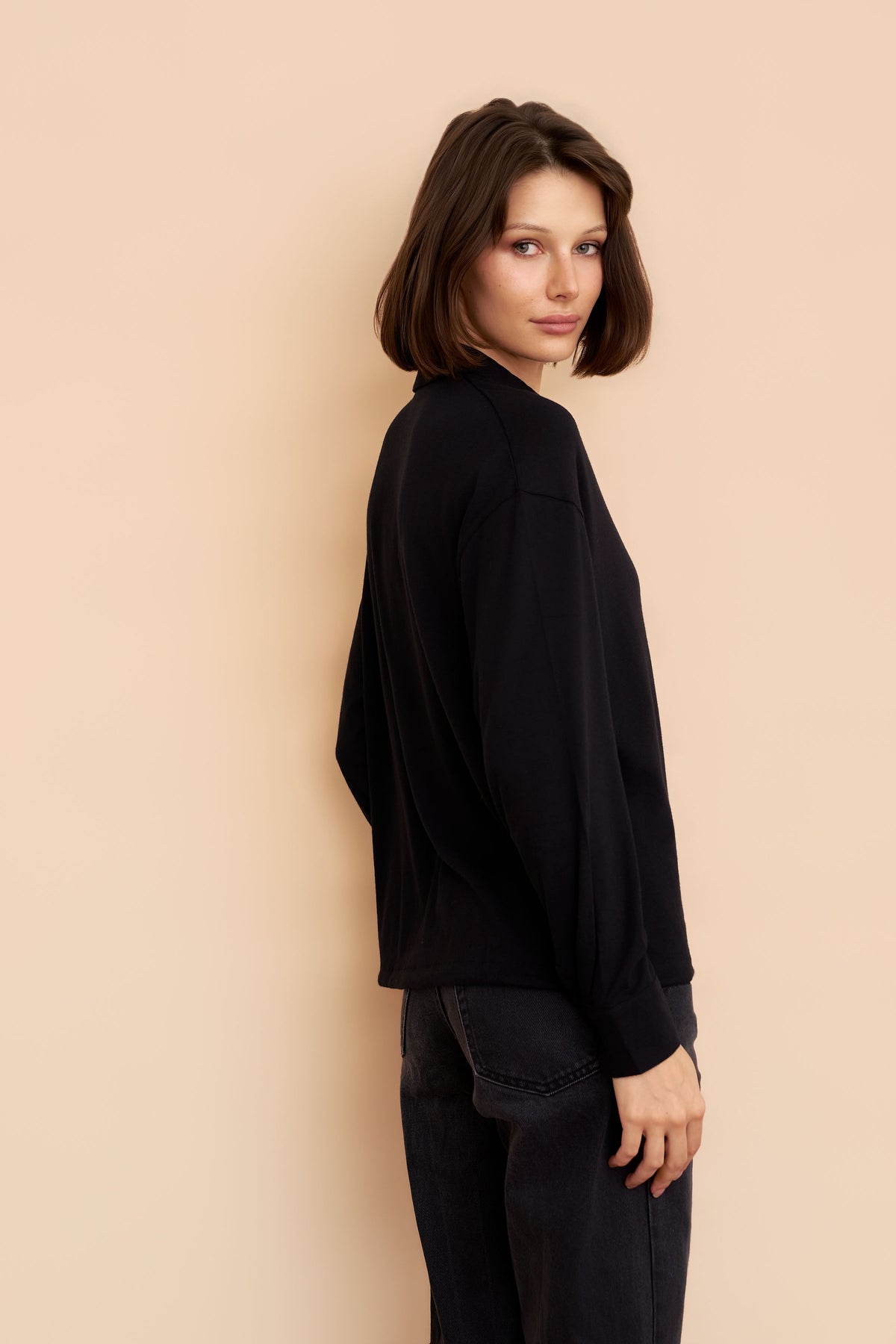 Cotton Cashmere Long Sleeve Relaxed Drawstring Shirt in Noir