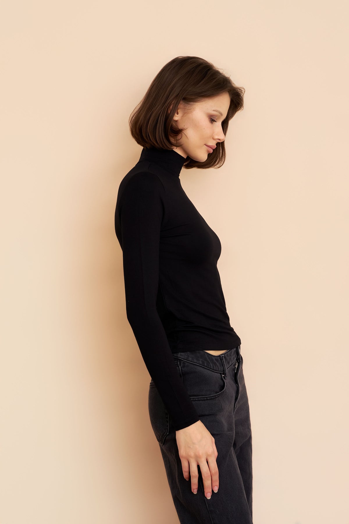 Soft Touch Crop Long Sleeve Mock Neck in Noir
