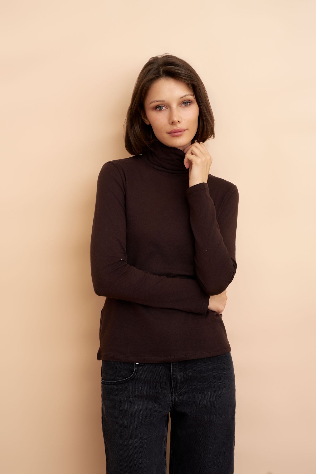 Majestic Long Sleeve Cotton/Cashmere Turtleneck in Chocolate Mousse