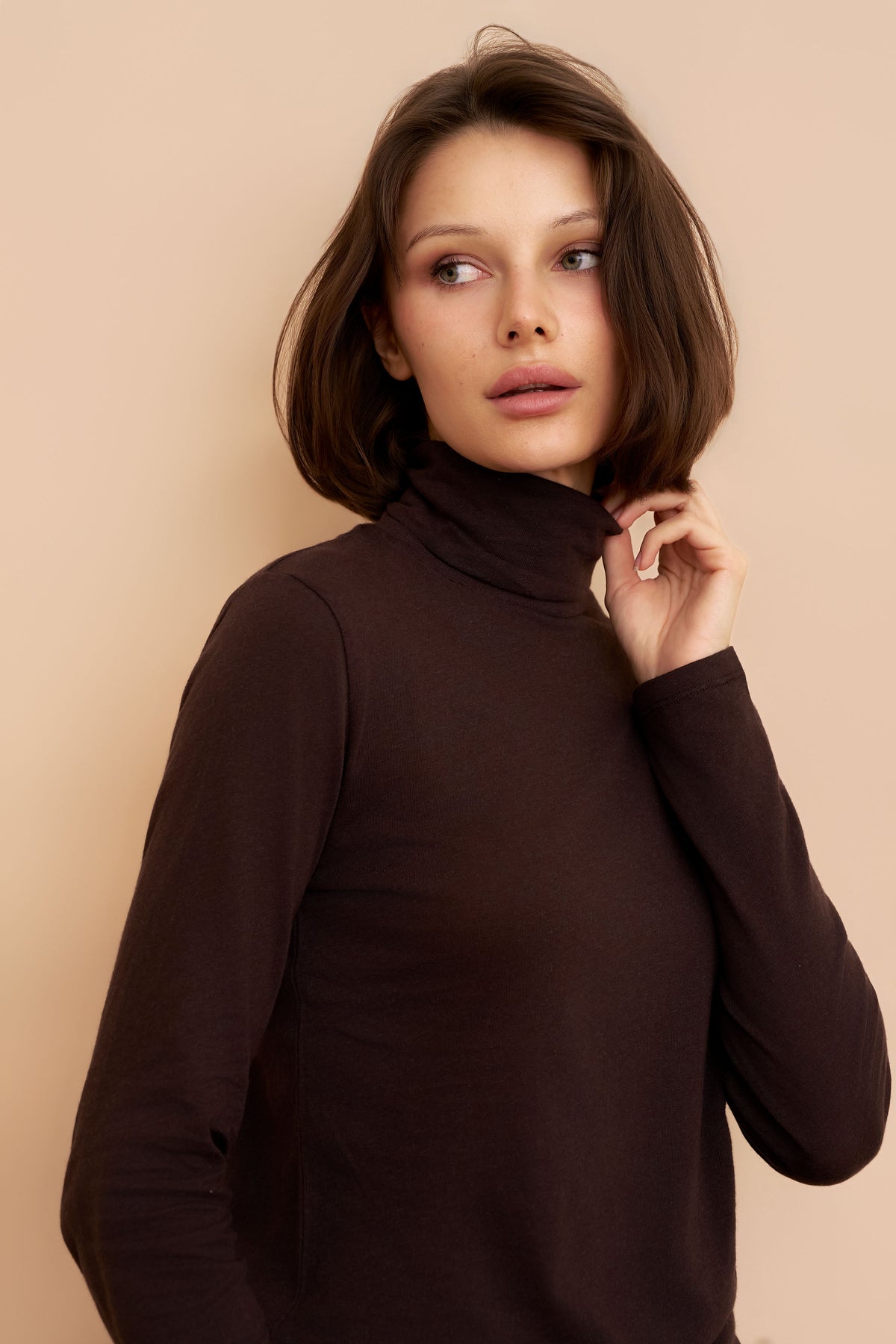 Majestic Long Sleeve Cotton/Cashmere Turtleneck in Chocolate Mousse