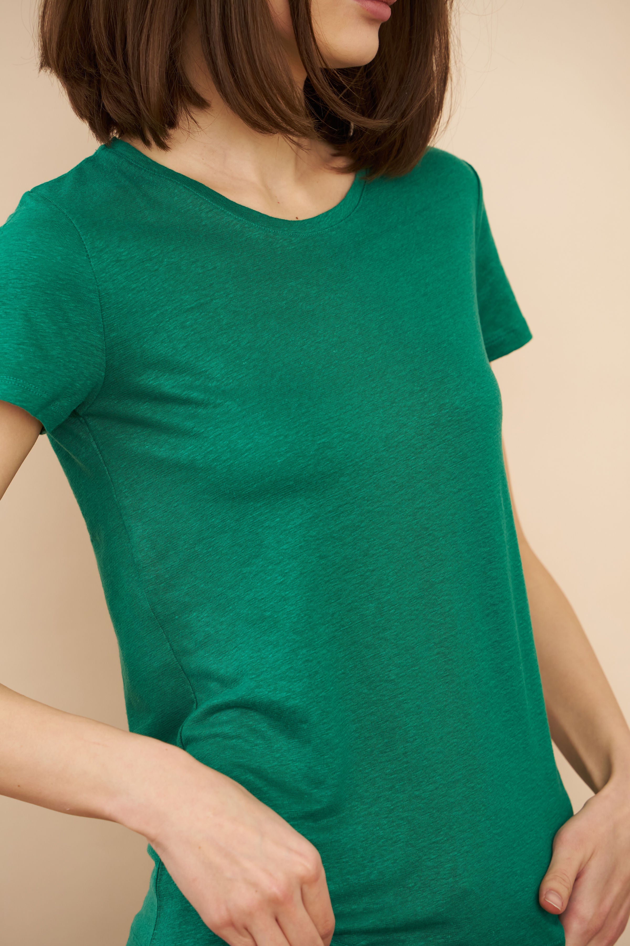 Majestic Linen Short Sleeve Crew Tee in Emeraude