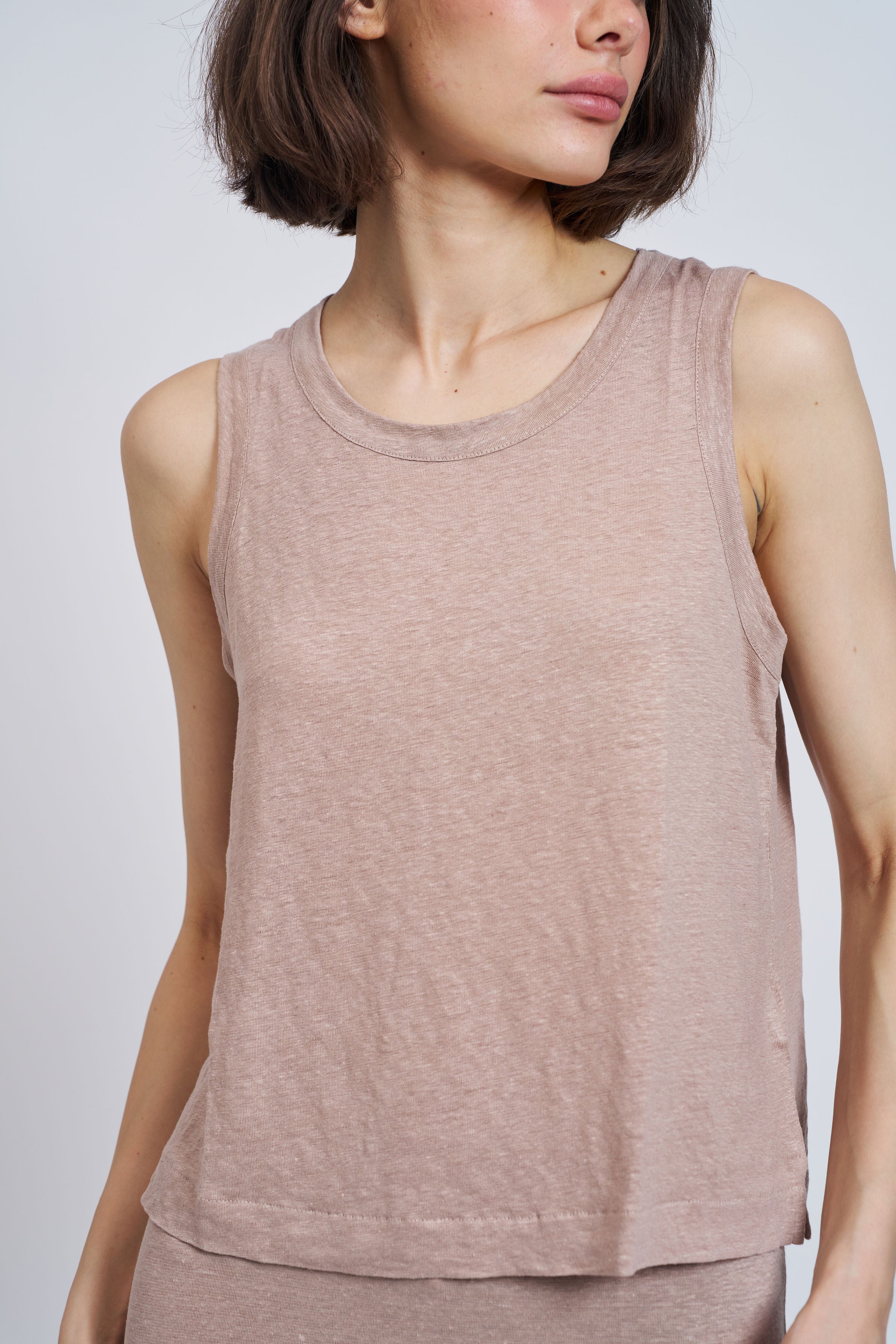 Stretch Linen Crewneck Tank in Desert