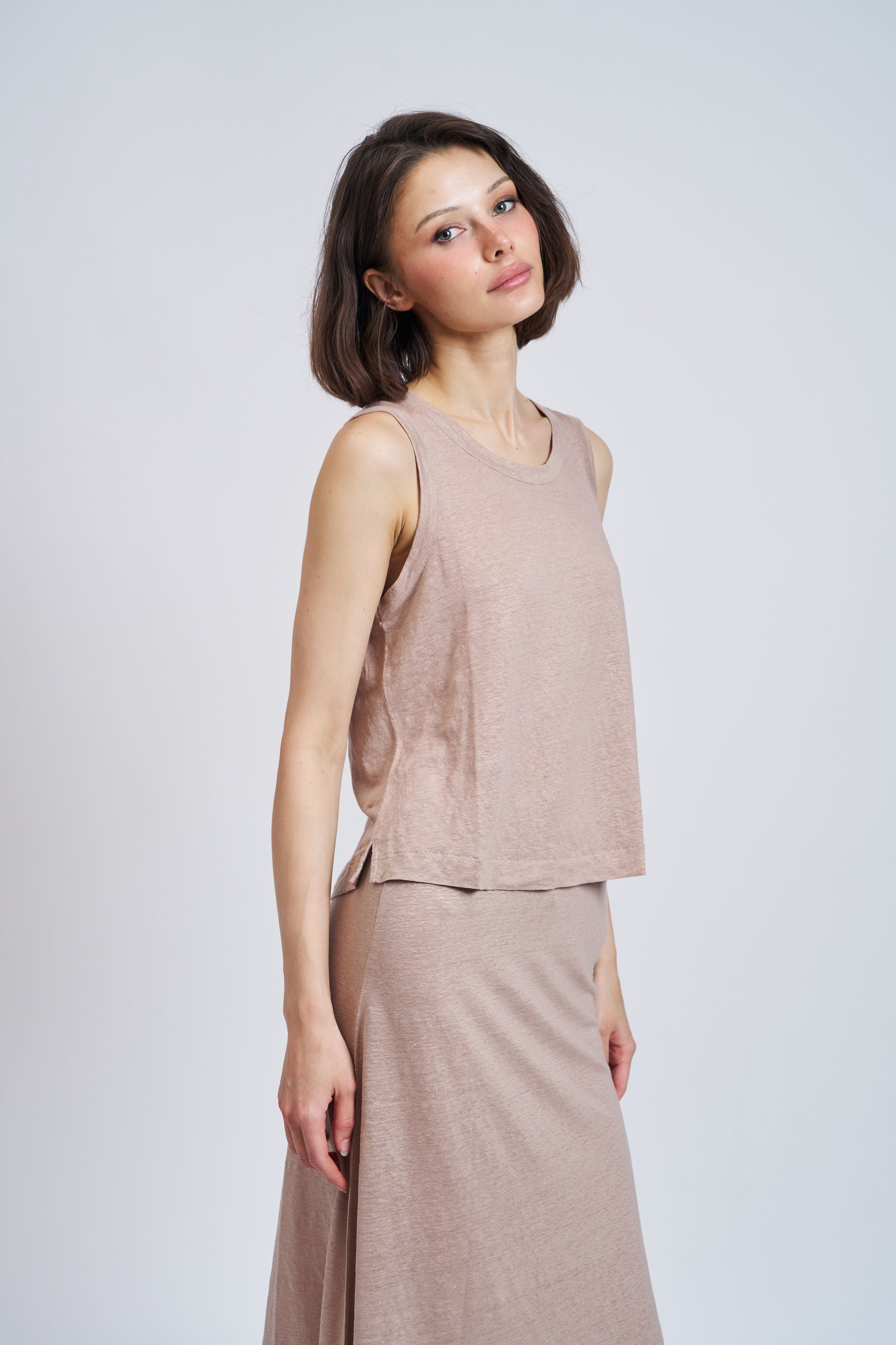 Stretch Linen Crewneck Tank in Desert