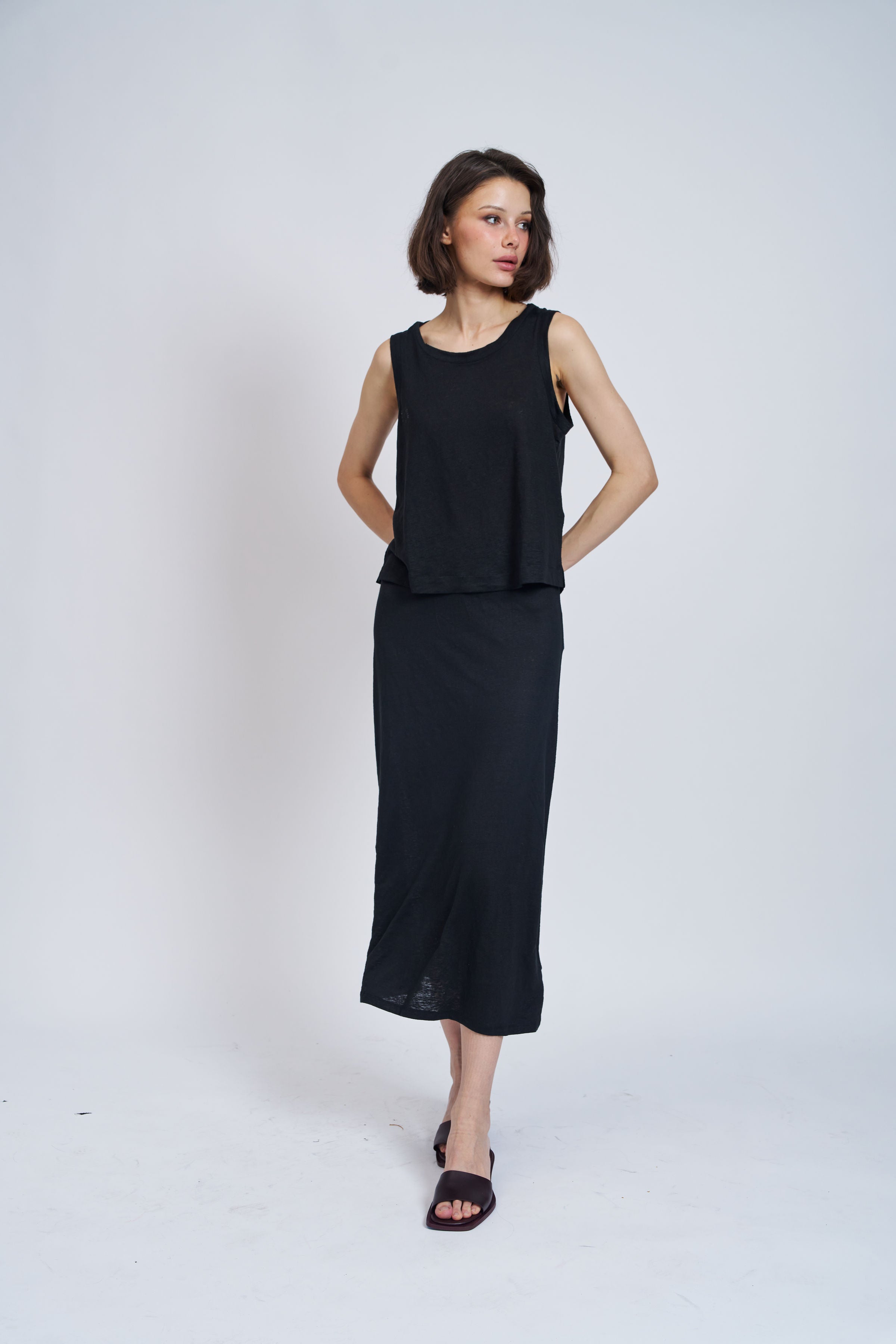 Stretch Linen Pull On Maxi Skirt in Noir
