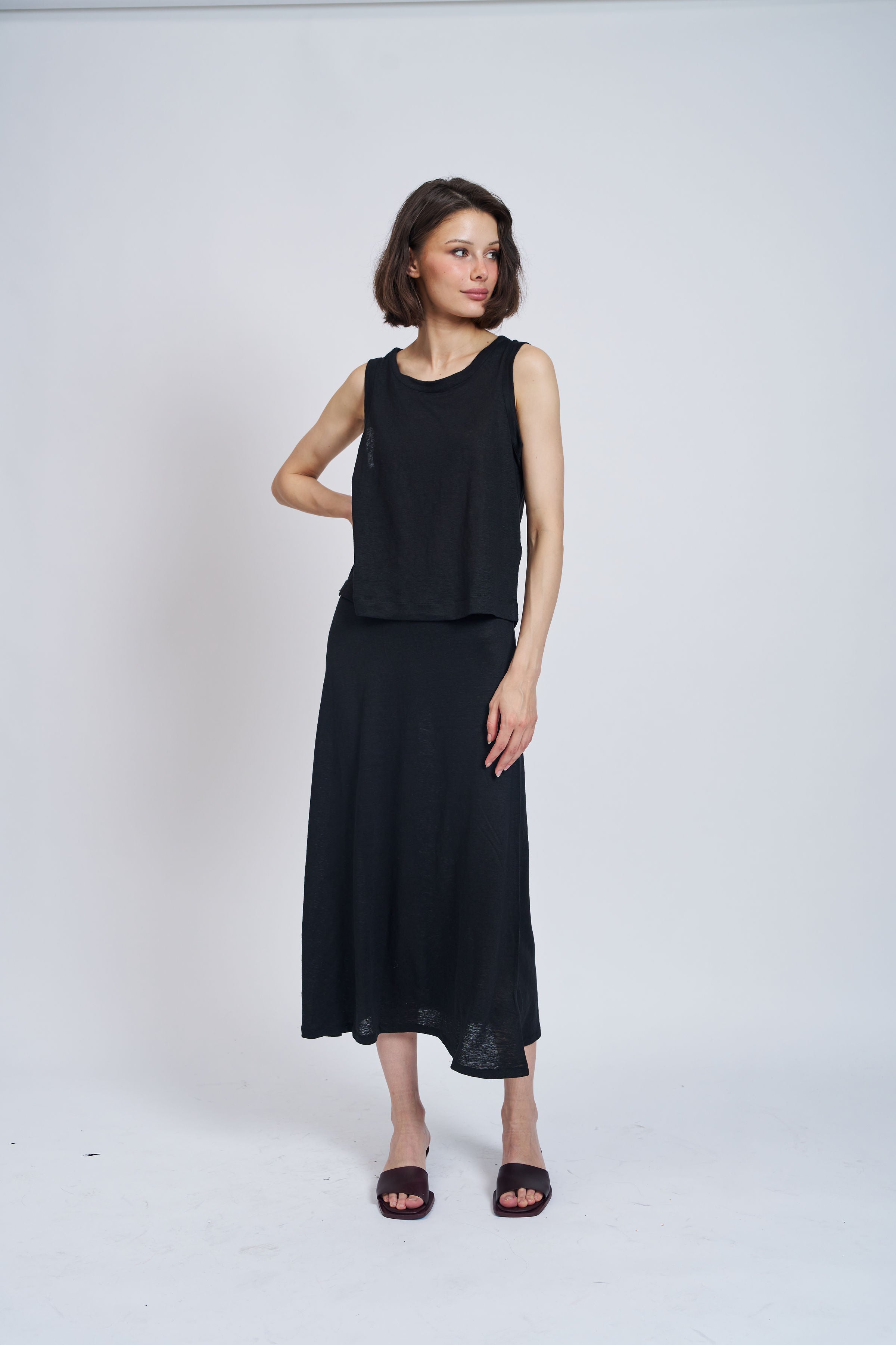 Stretch Linen Pull On Maxi Skirt in Noir