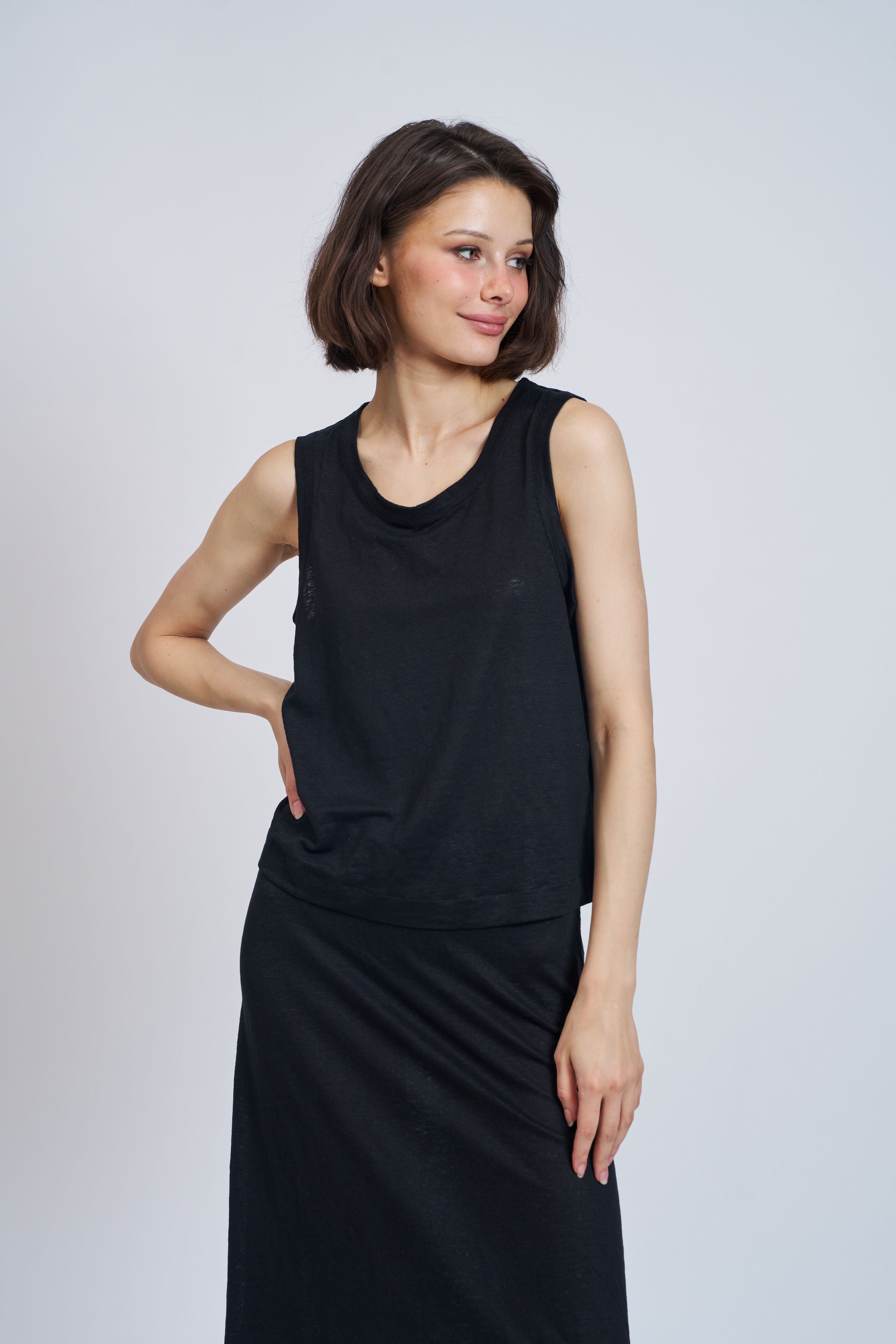 Stretch Linen Crewneck Tank in Noir