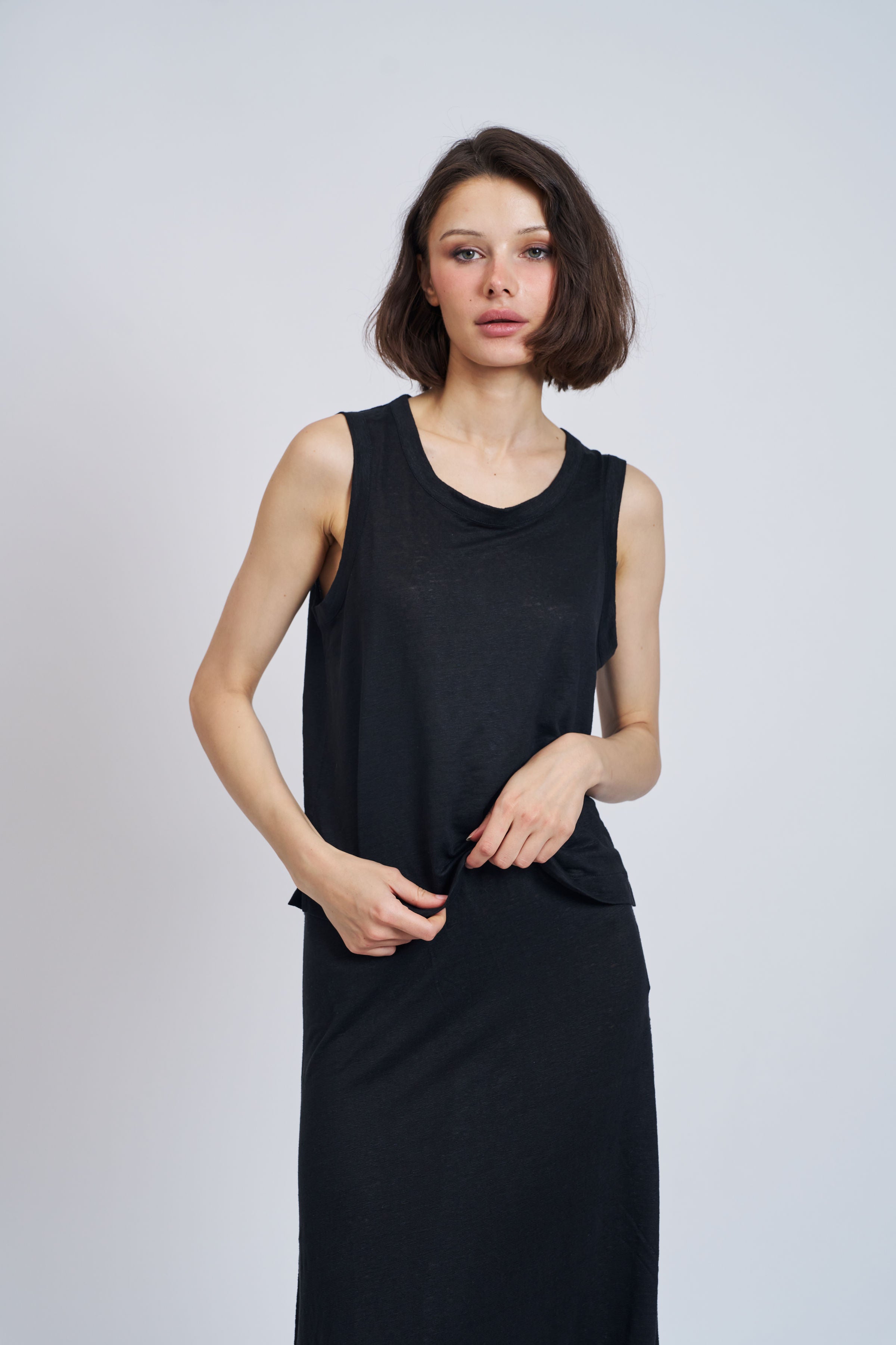 Stretch Linen Crewneck Tank in Noir