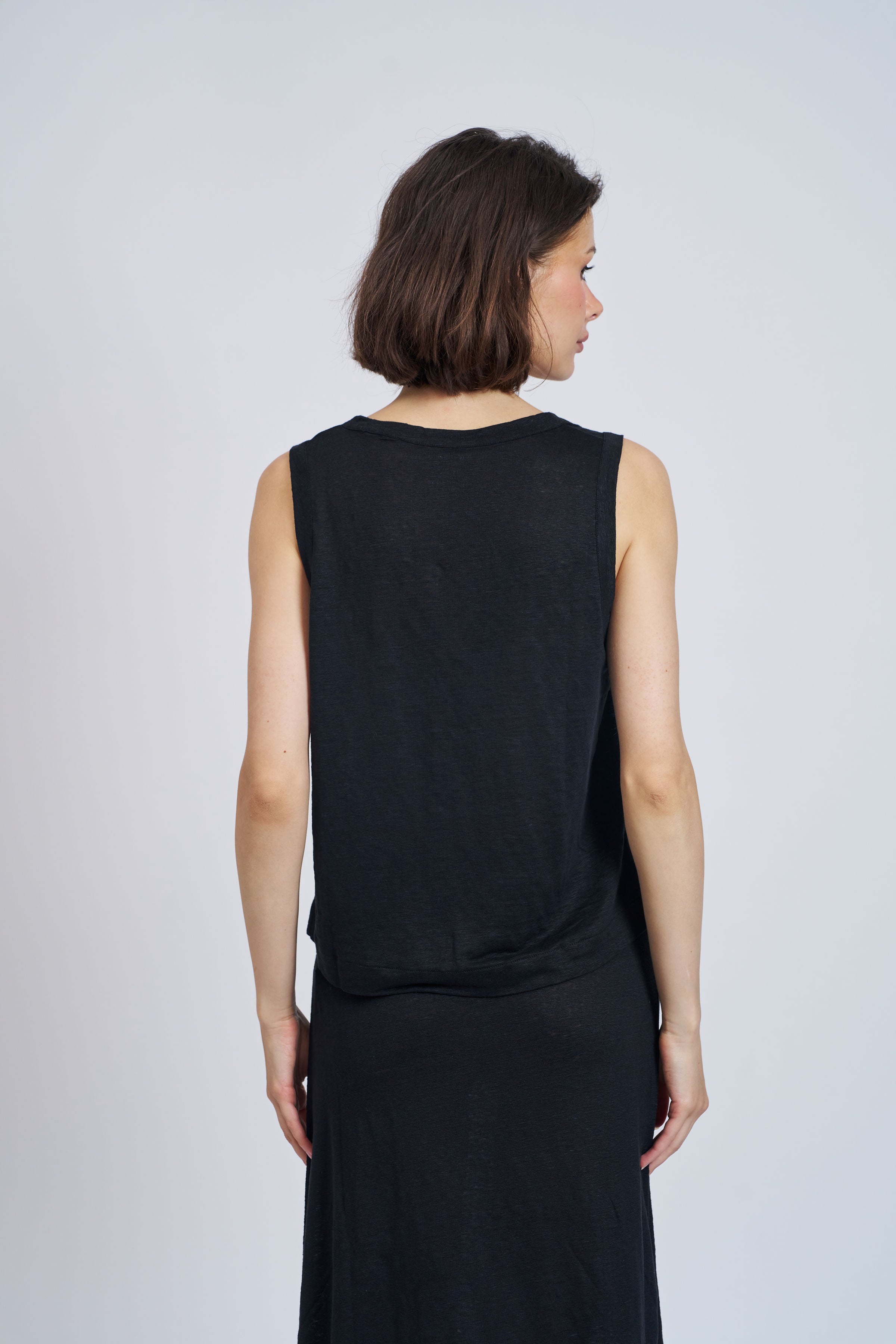 Stretch Linen Crewneck Tank in Noir