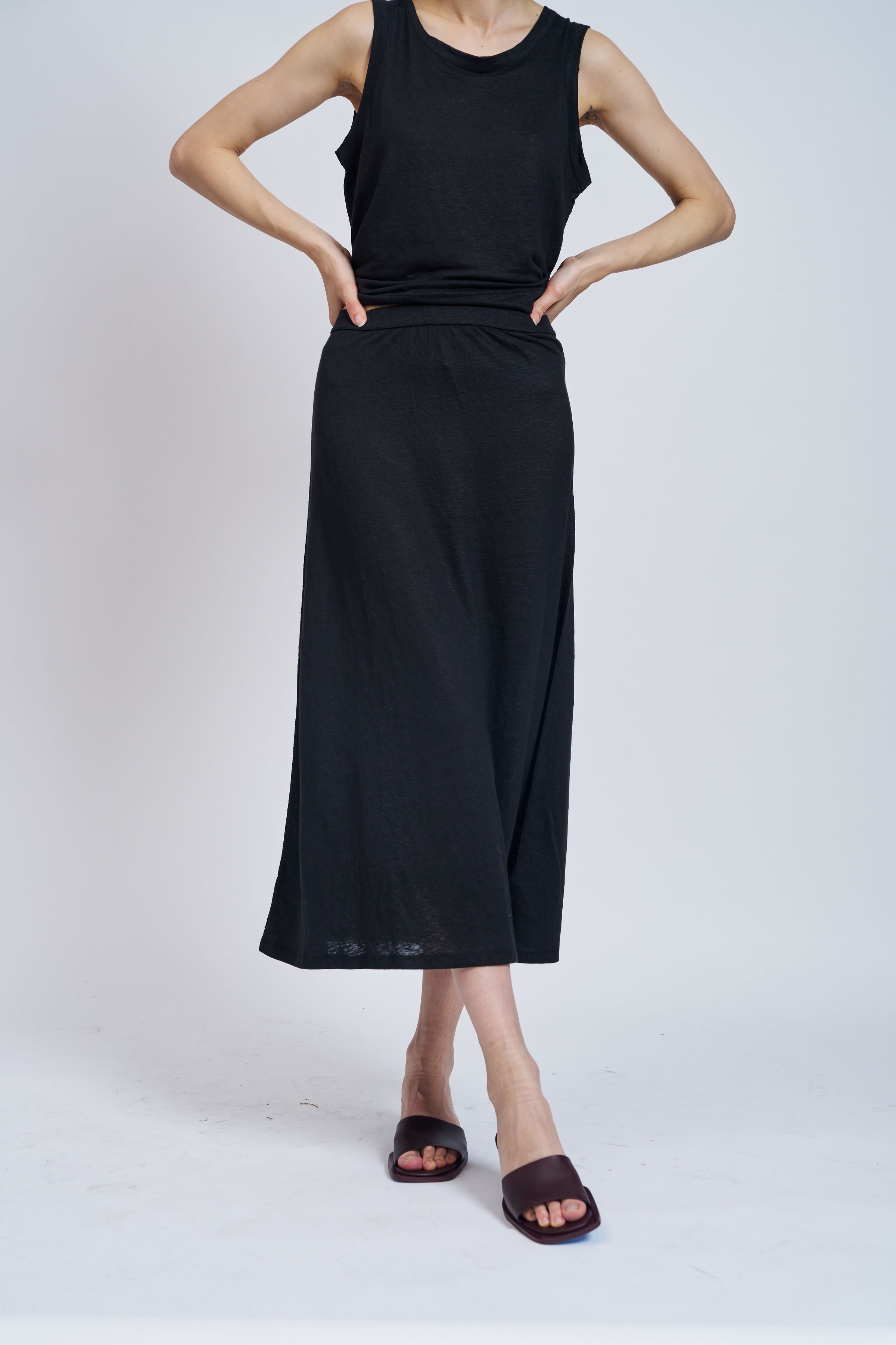 Stretch Linen Pull On Maxi Skirt in Noir