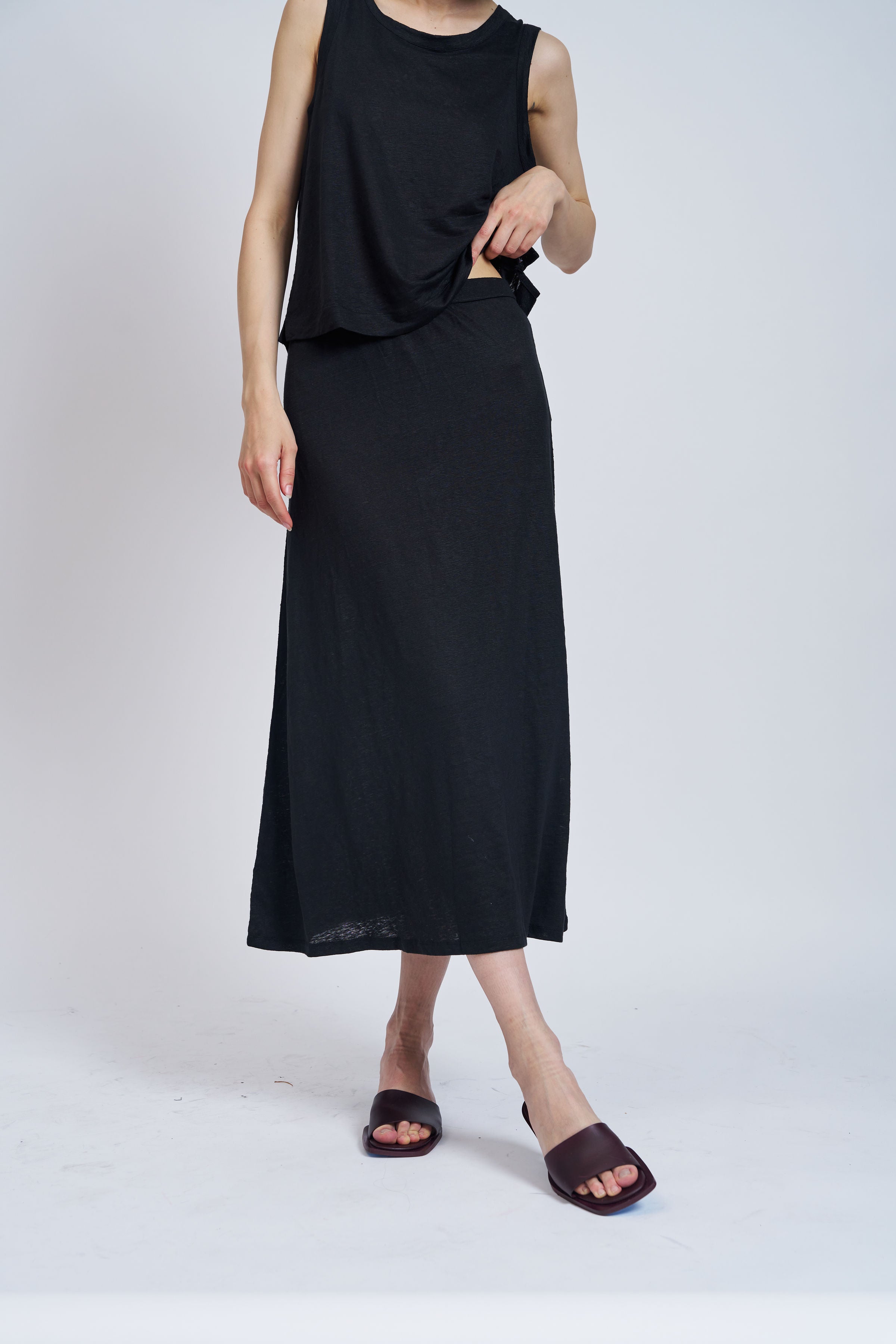 Stretch Linen Pull On Maxi Skirt in Noir