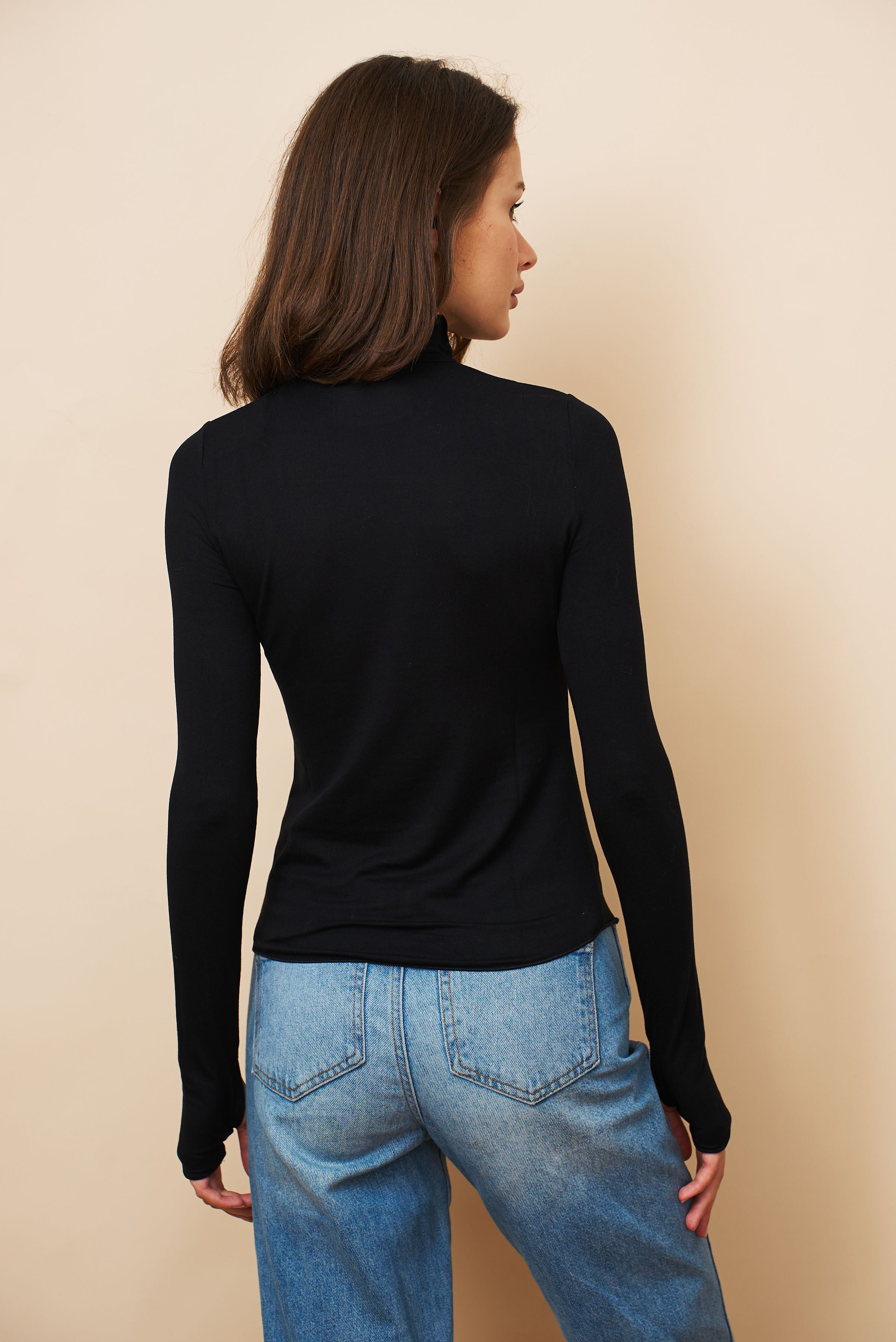 Majestic Long Sleeve Mock Neck Turtleneck in Noir