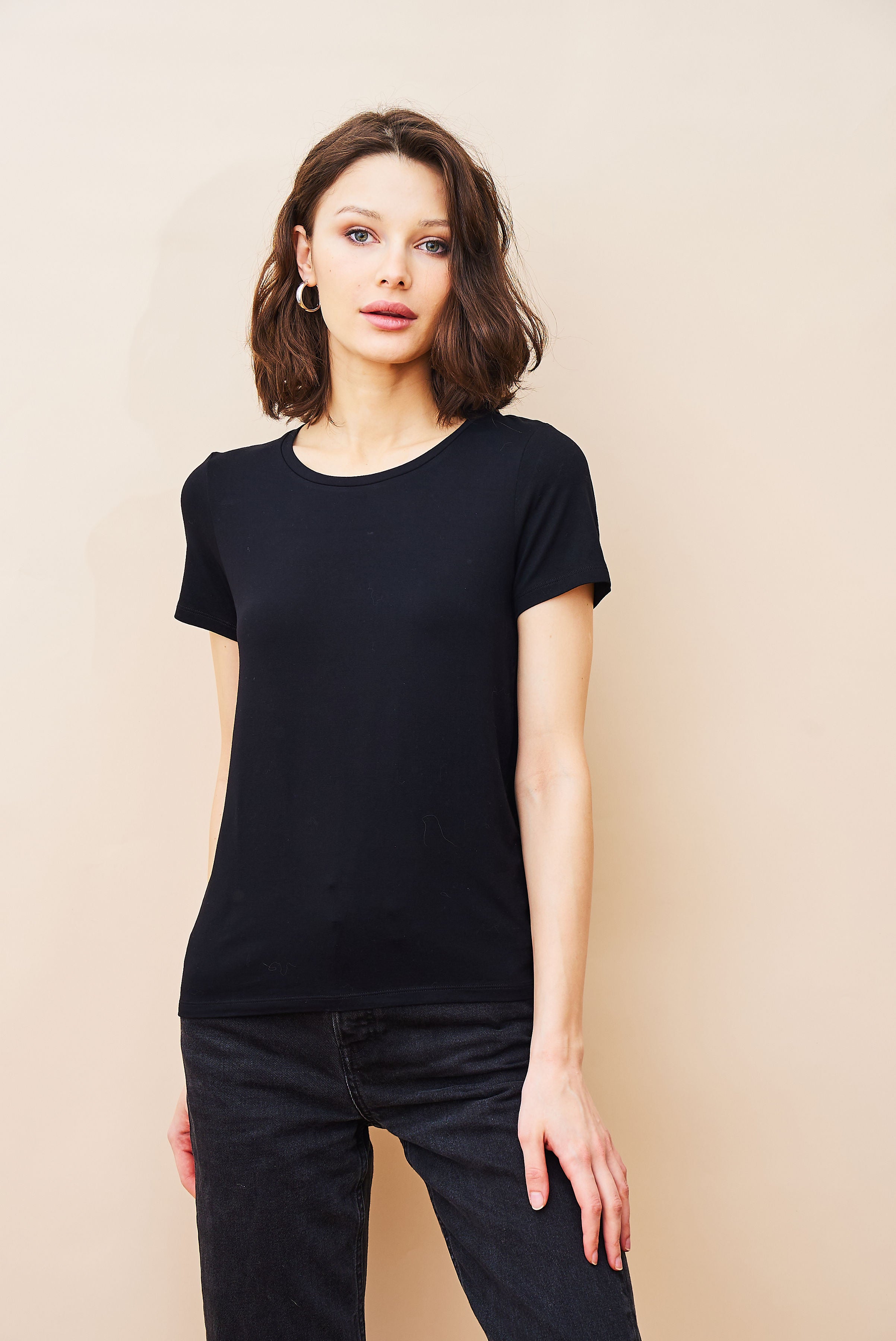 Soft Touch Short Sleeve Semi Relaxed Crewneck in Noir