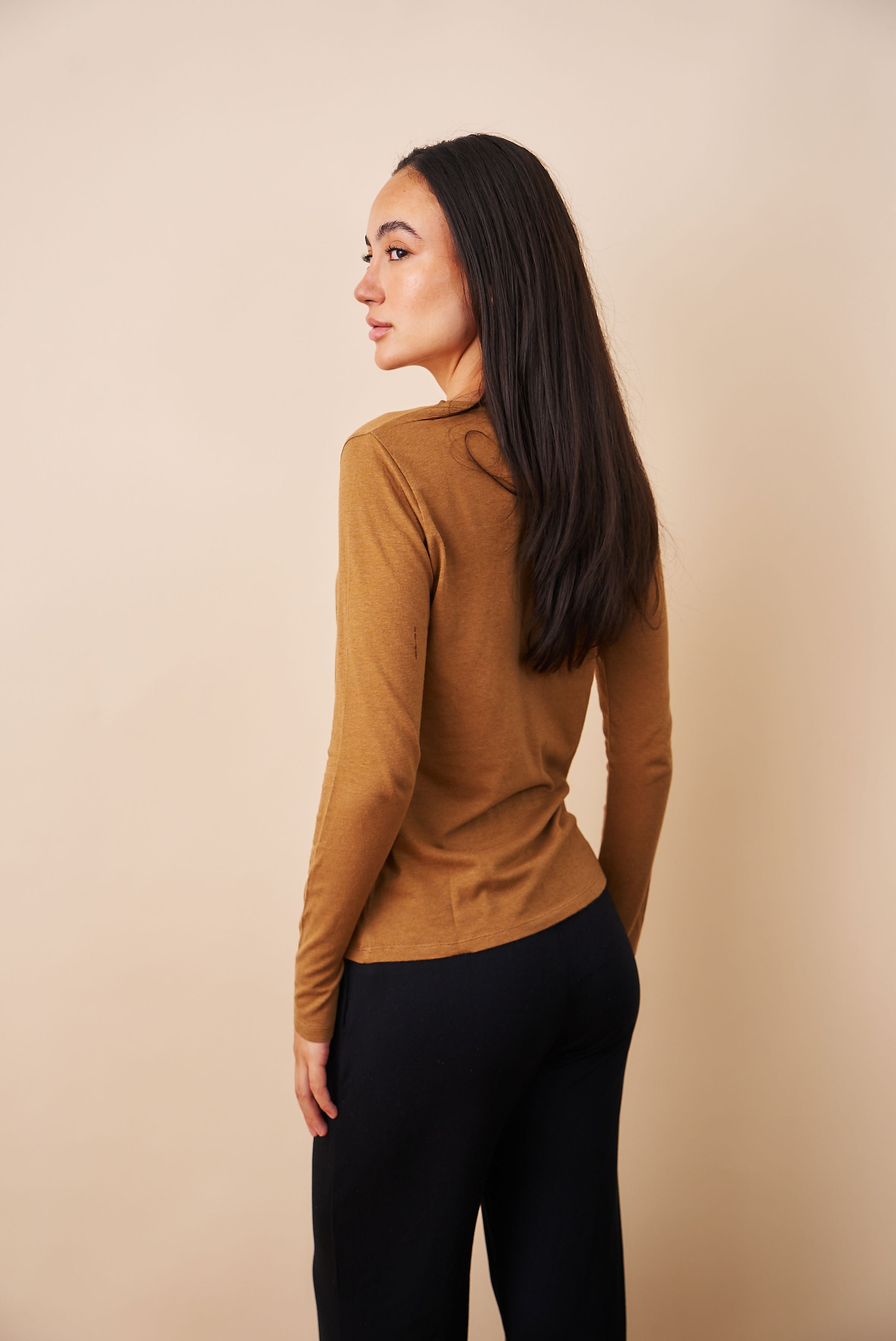 Majestic Cotton/Cashmere Long Sleeve Crewneck in Camel