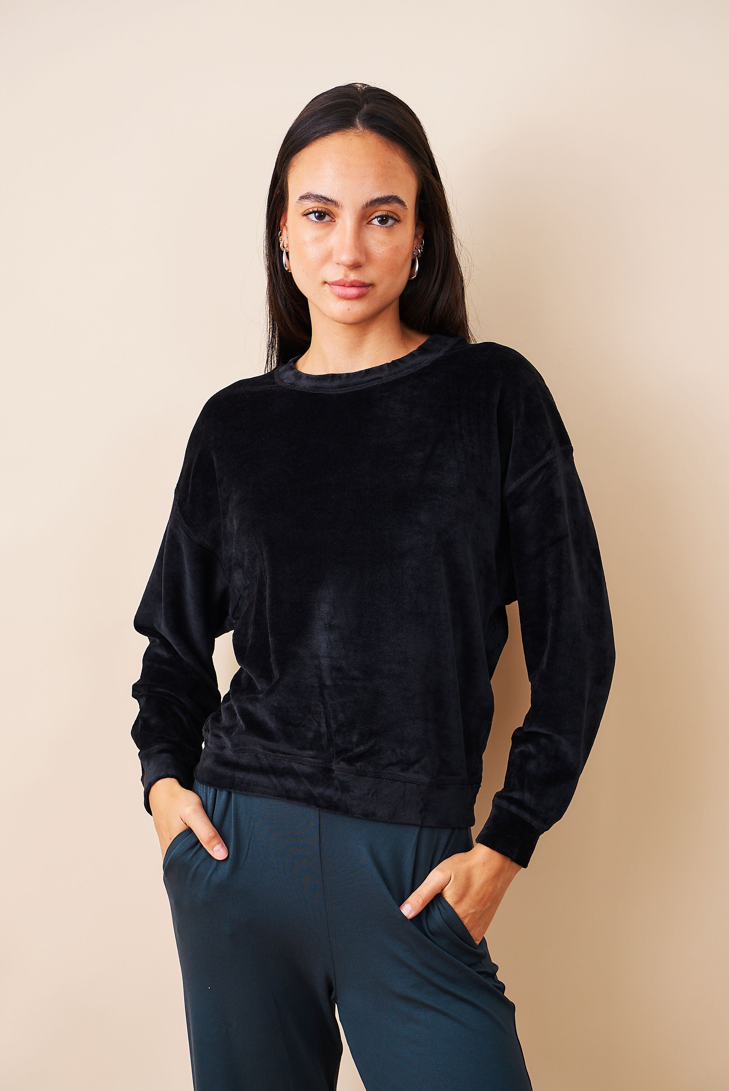 Velour Long Sleeve Crewneck in Noir