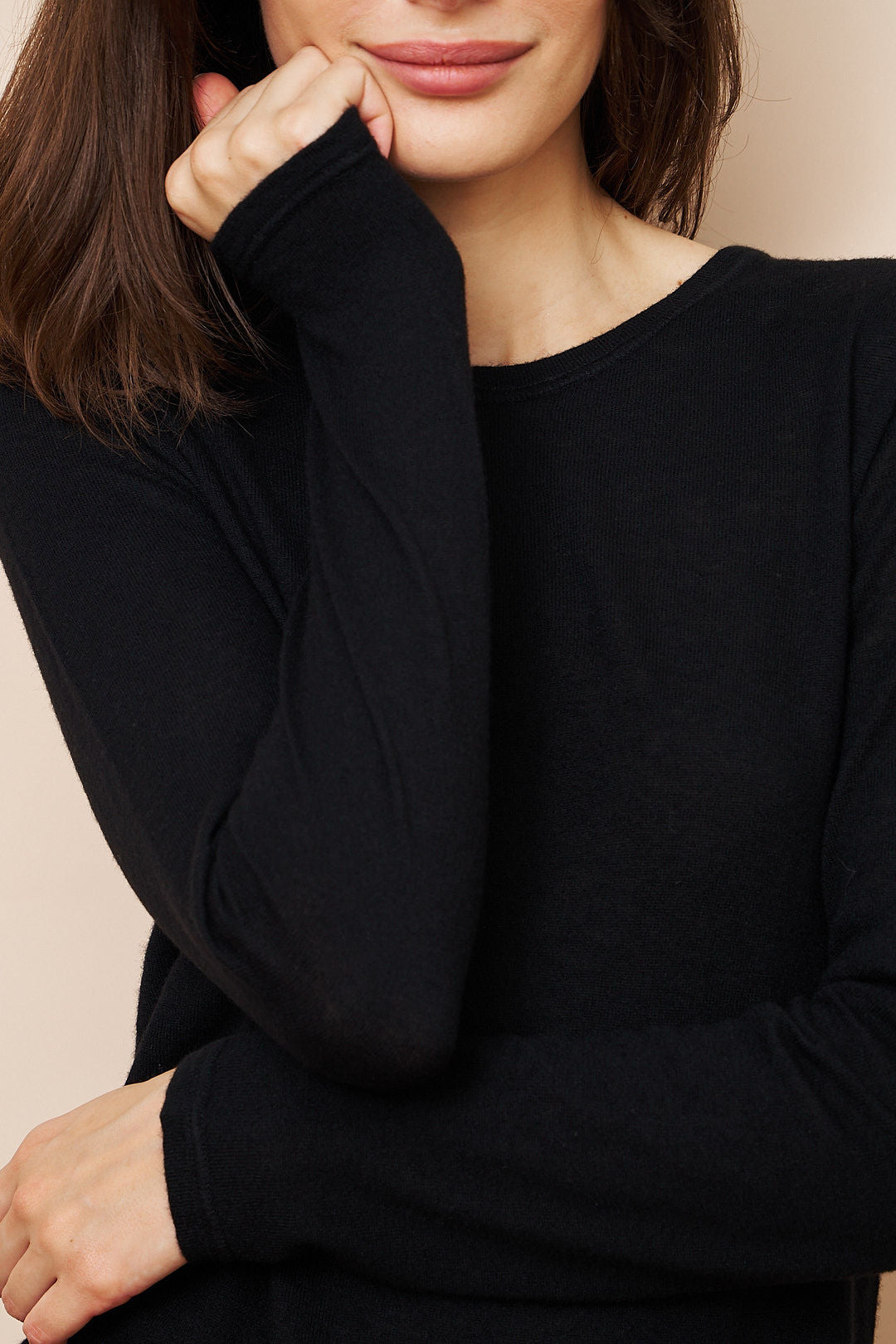 Majestic 100% Cashmere Machine Washable Long Sleeve Crewneck in Noir