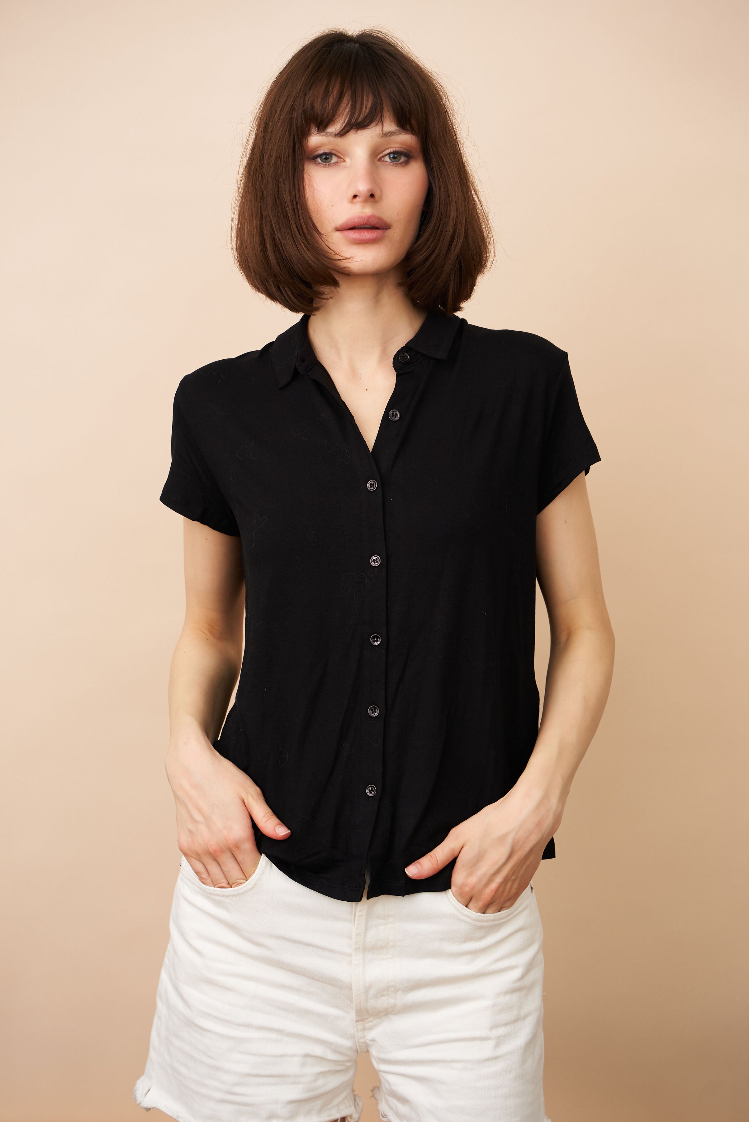 Soft Touch Short Sleeve Pleat Back Shirt in Noir
