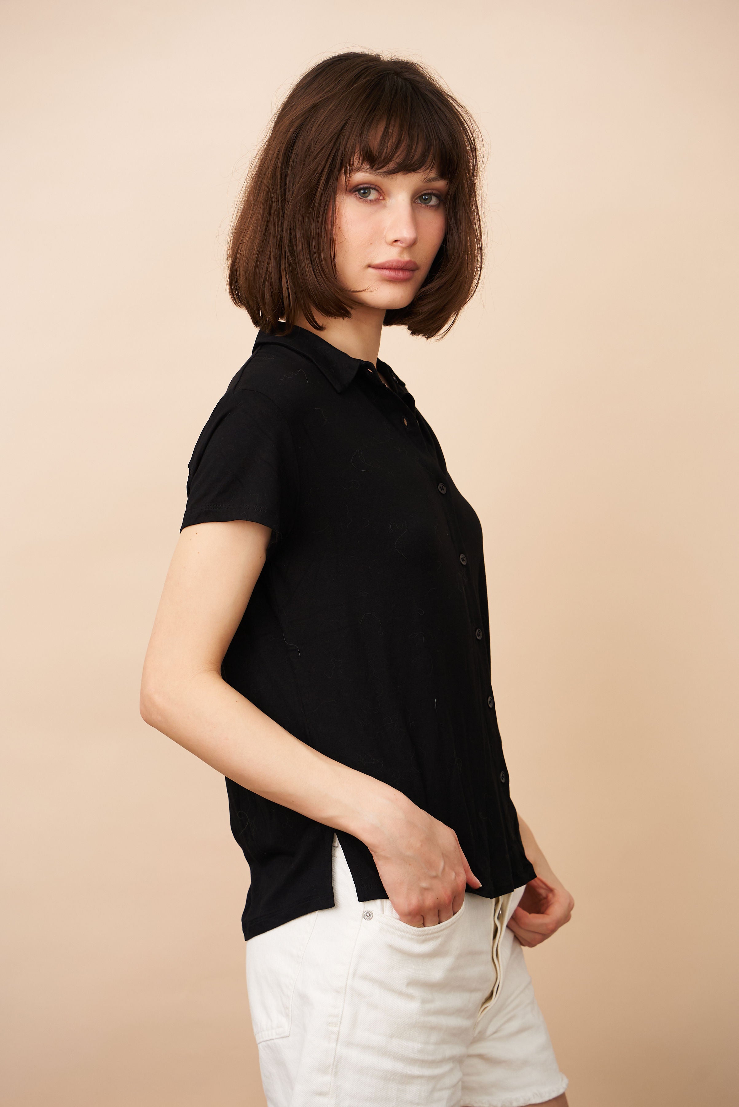 Soft Touch Short Sleeve Pleat Back Shirt in Noir