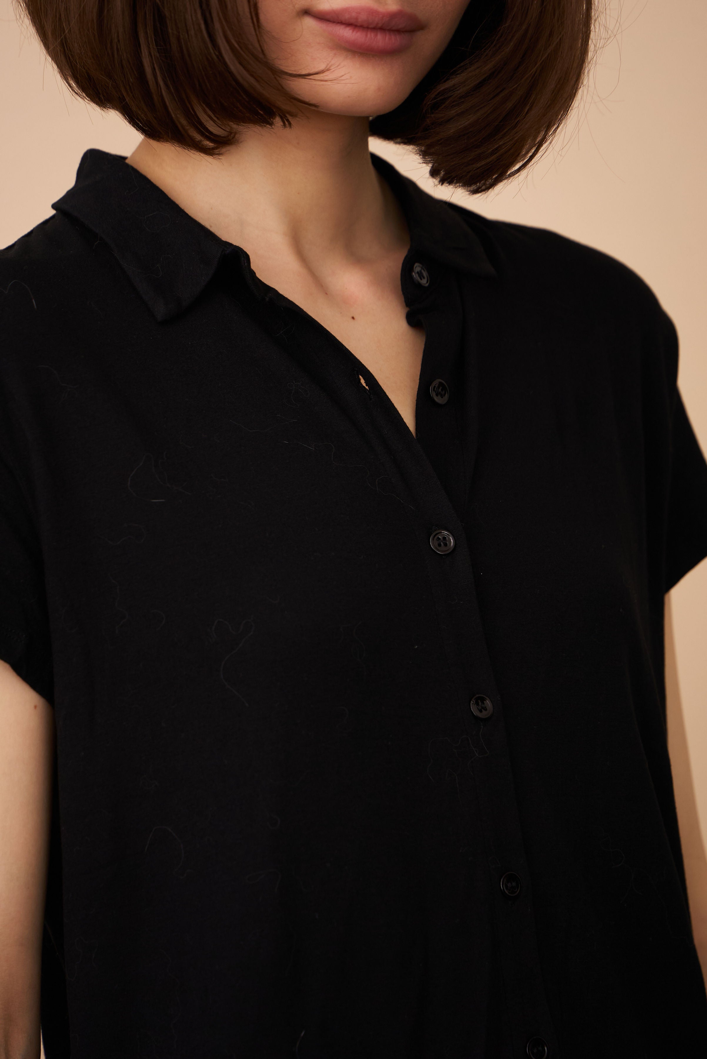 Soft Touch Short Sleeve Pleat Back Shirt in Noir